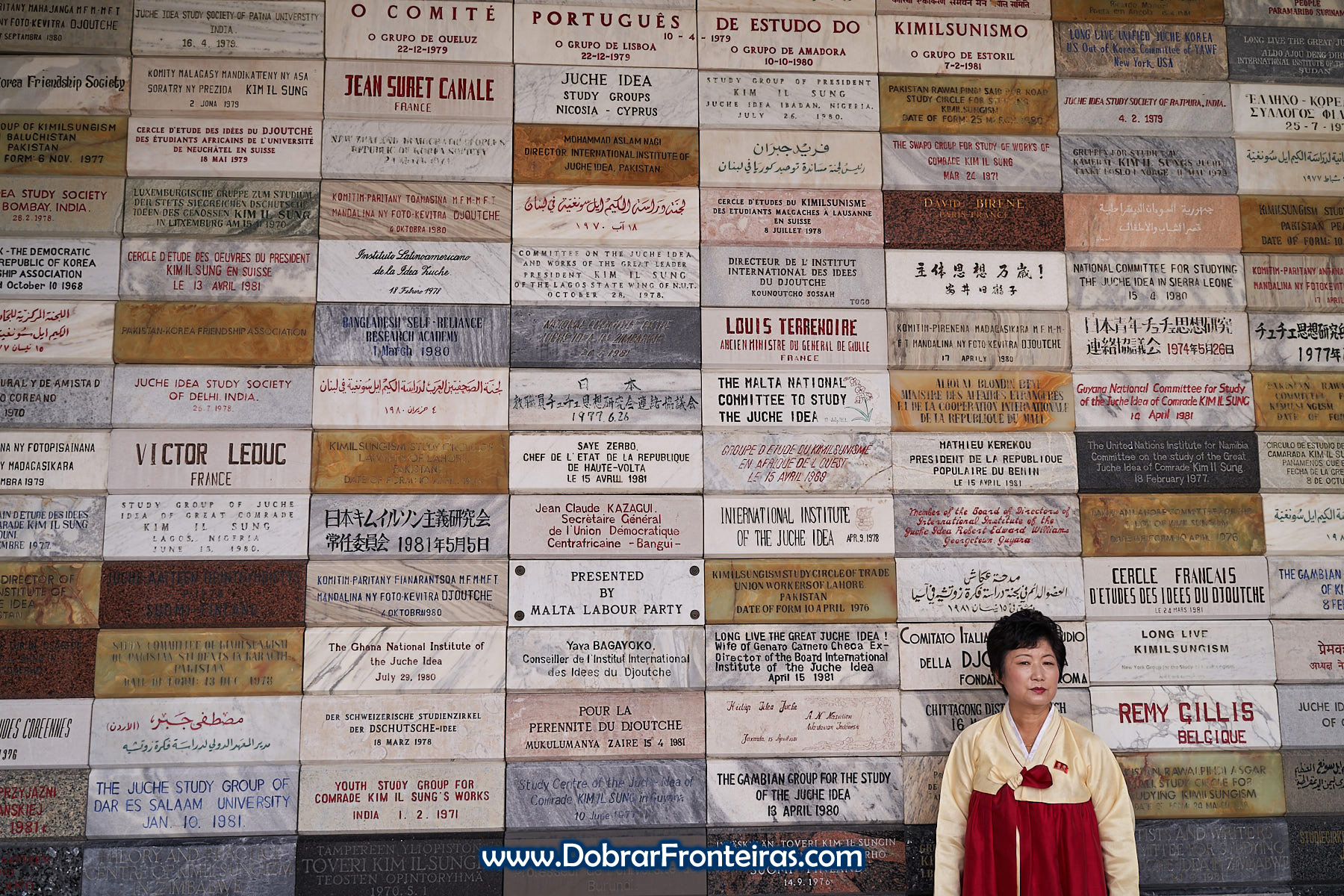 Mulherem frente a placas dos comités de estudo do kimilsunismo