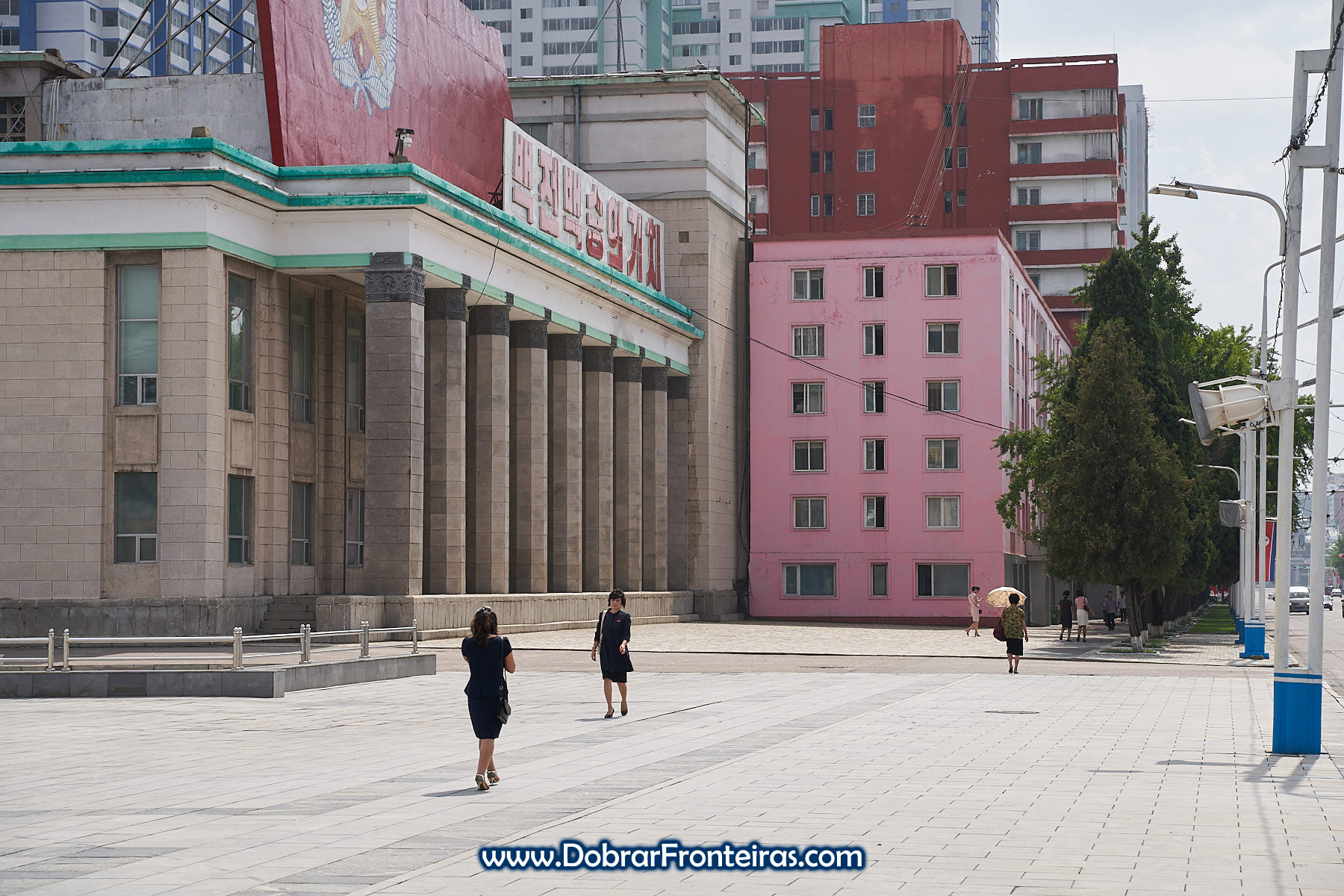 Mulheres em rua de Pyongyang