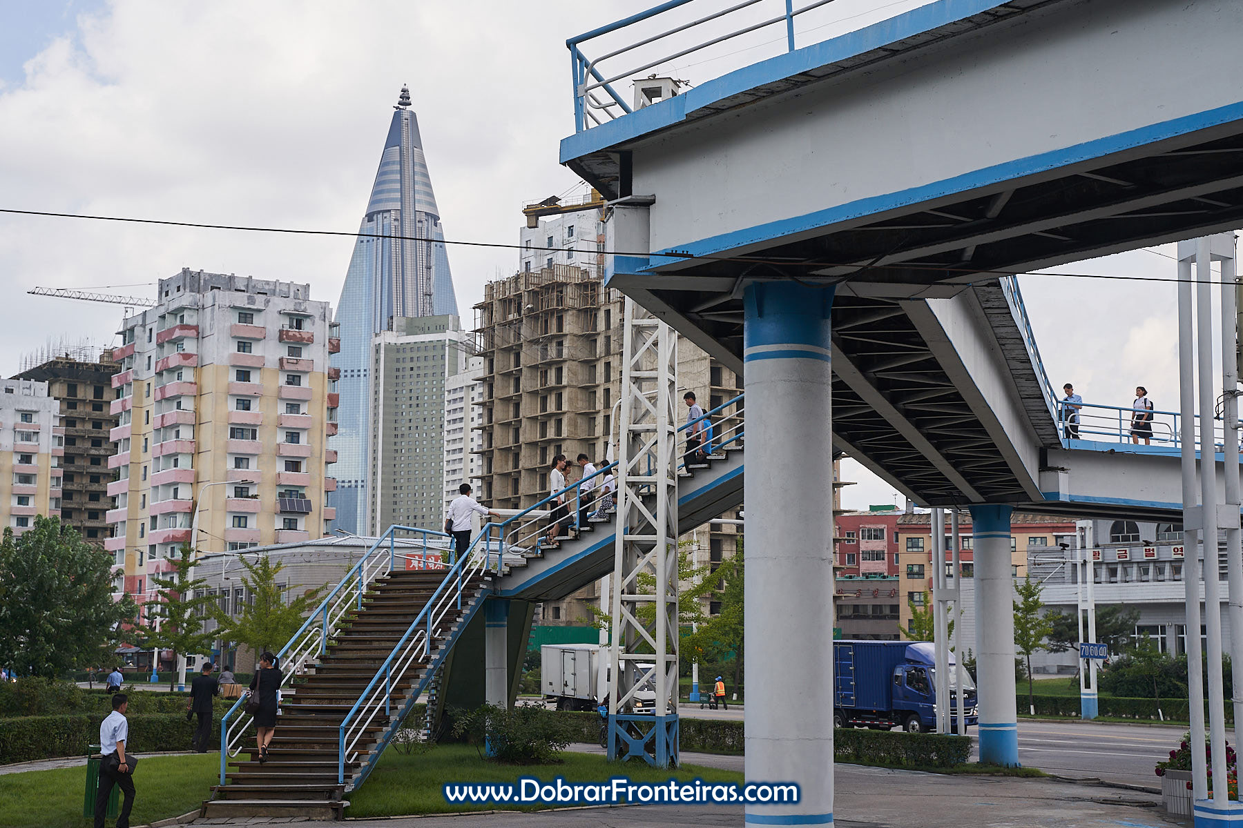 Passagem para peões com hotel Ryugyong ao fundo