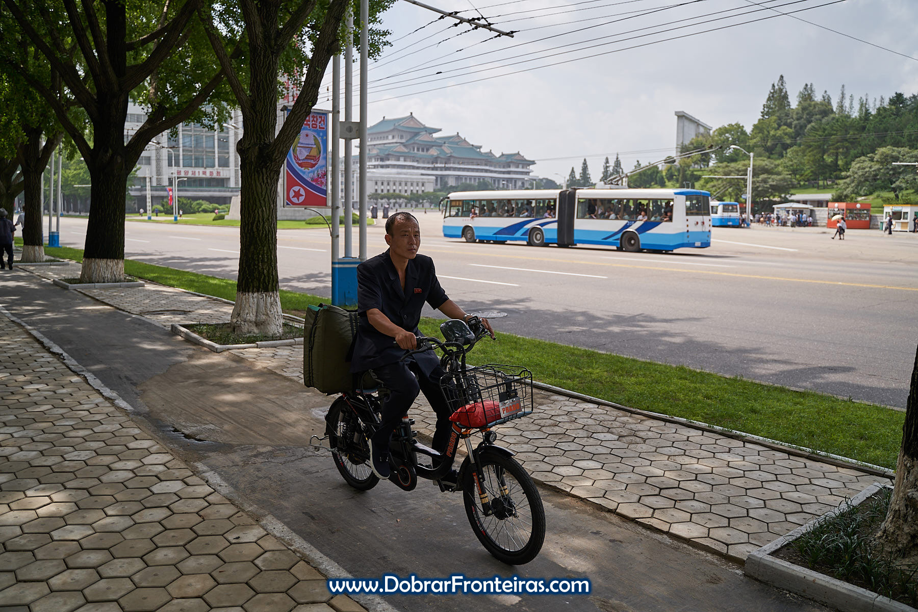 Homem de mota em Pyongyang