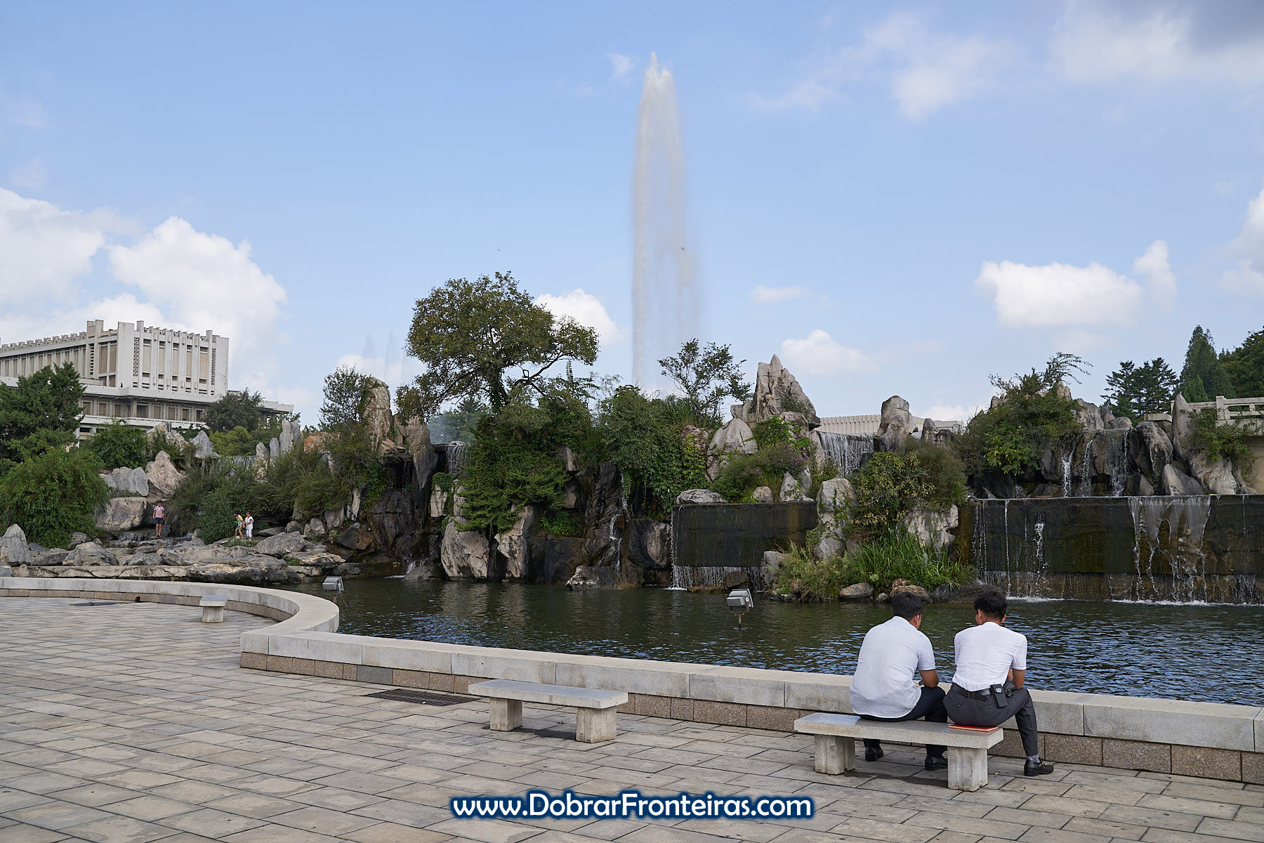 Rapazes a conversar junto a fonte