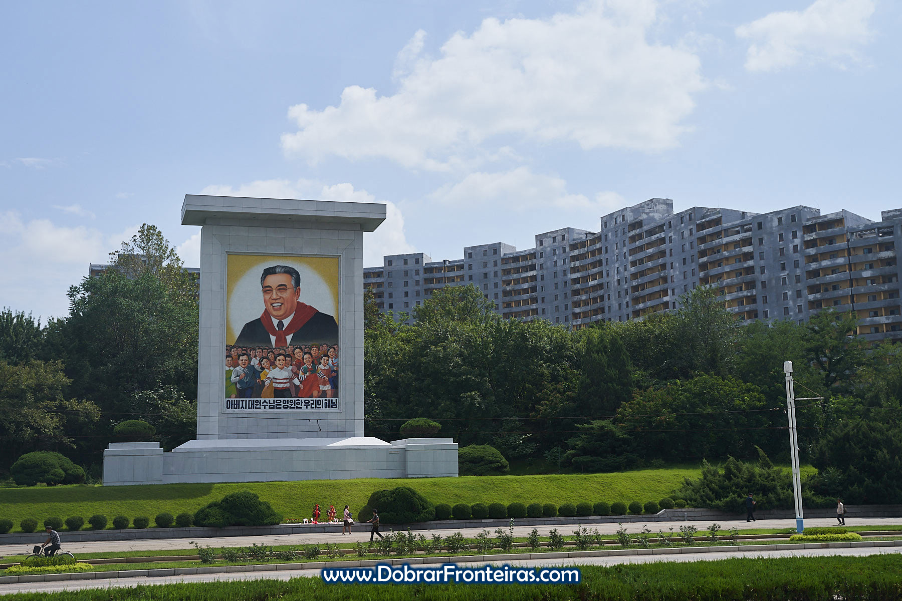 Mural de propaganda em rua de Pyongyang