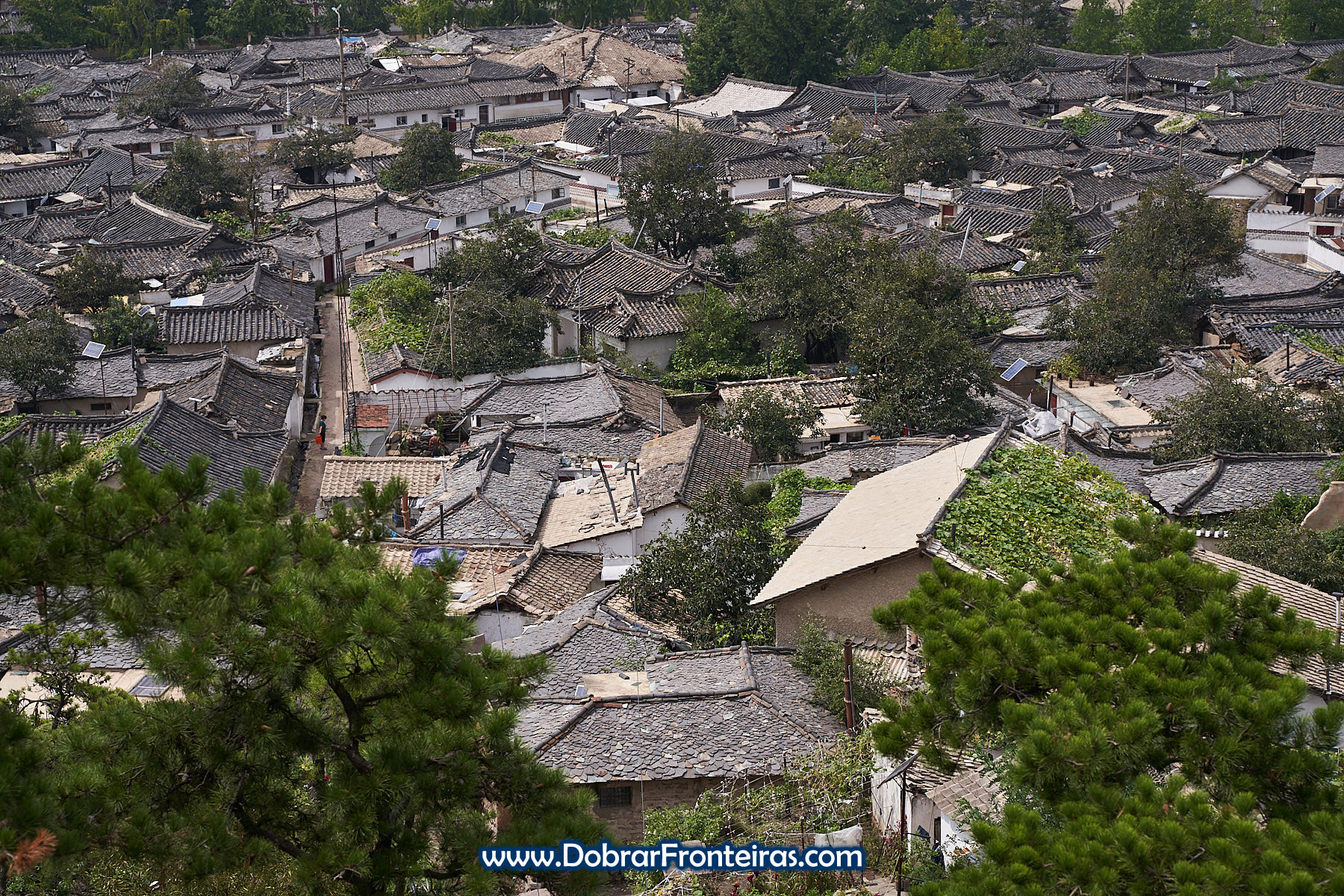 Telhados da cidade velha de Kaesong