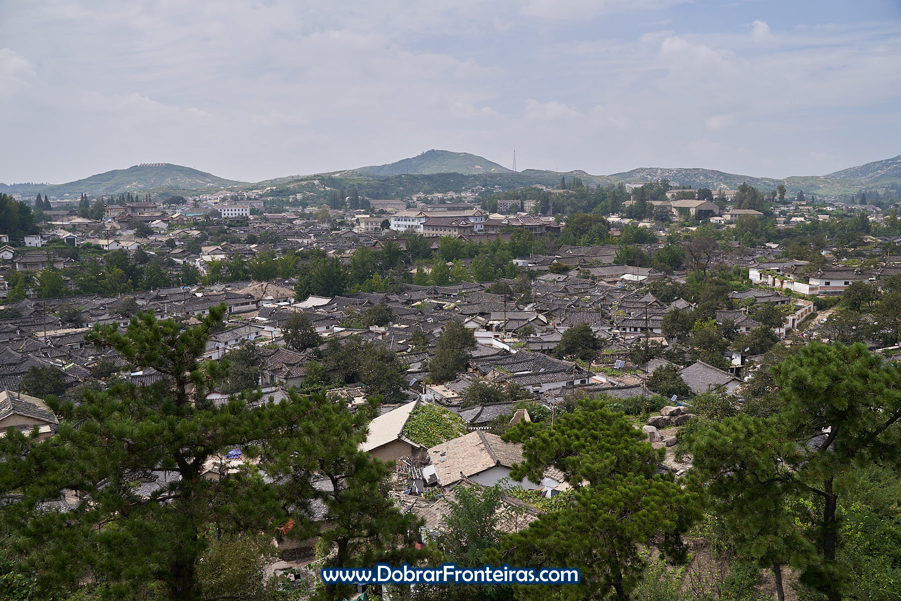 Grupo em vista panorâmica cidade velha Kaesong