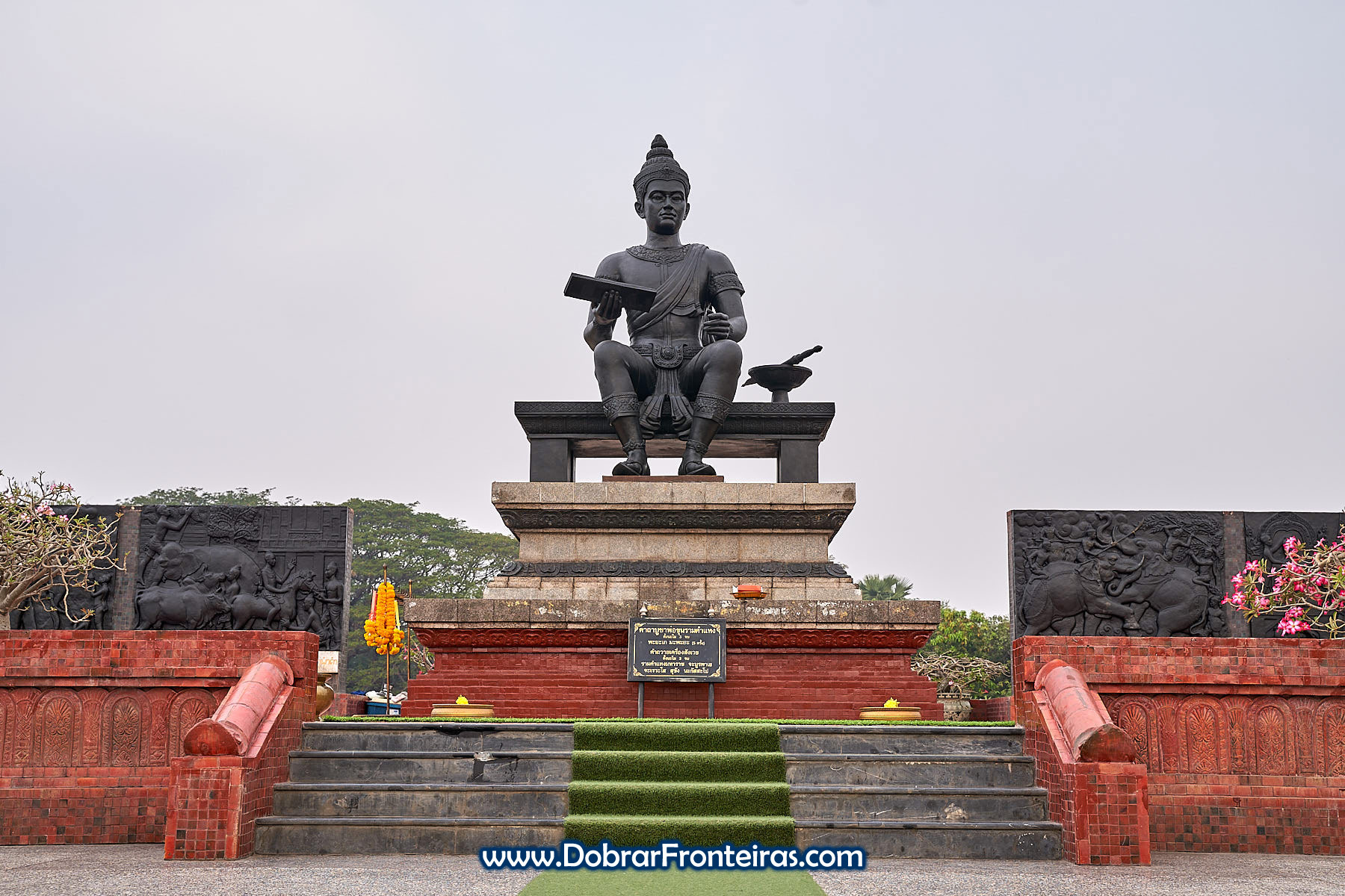 Monumento com estátua do rei Ram Khamhaeng em Sukhothai
