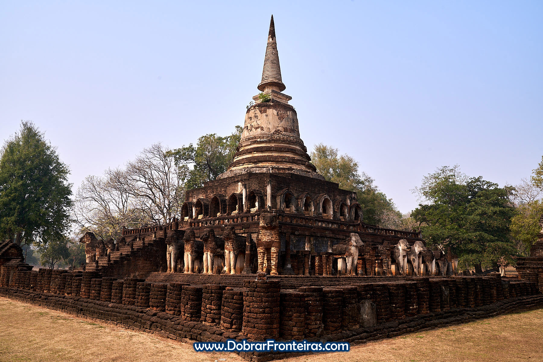 Estupa budista com elefantes