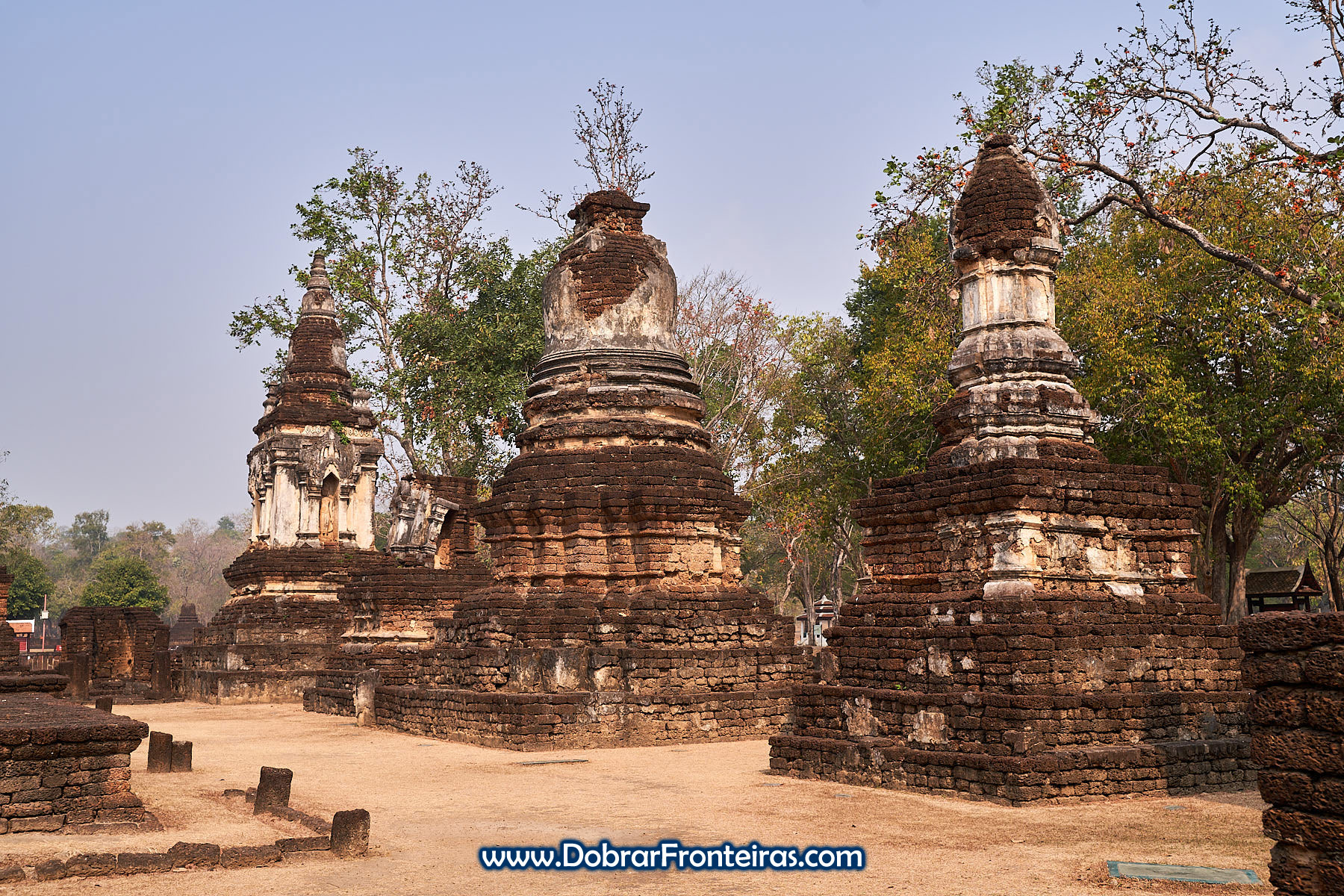 Estupas budistas em Si Satchanalai