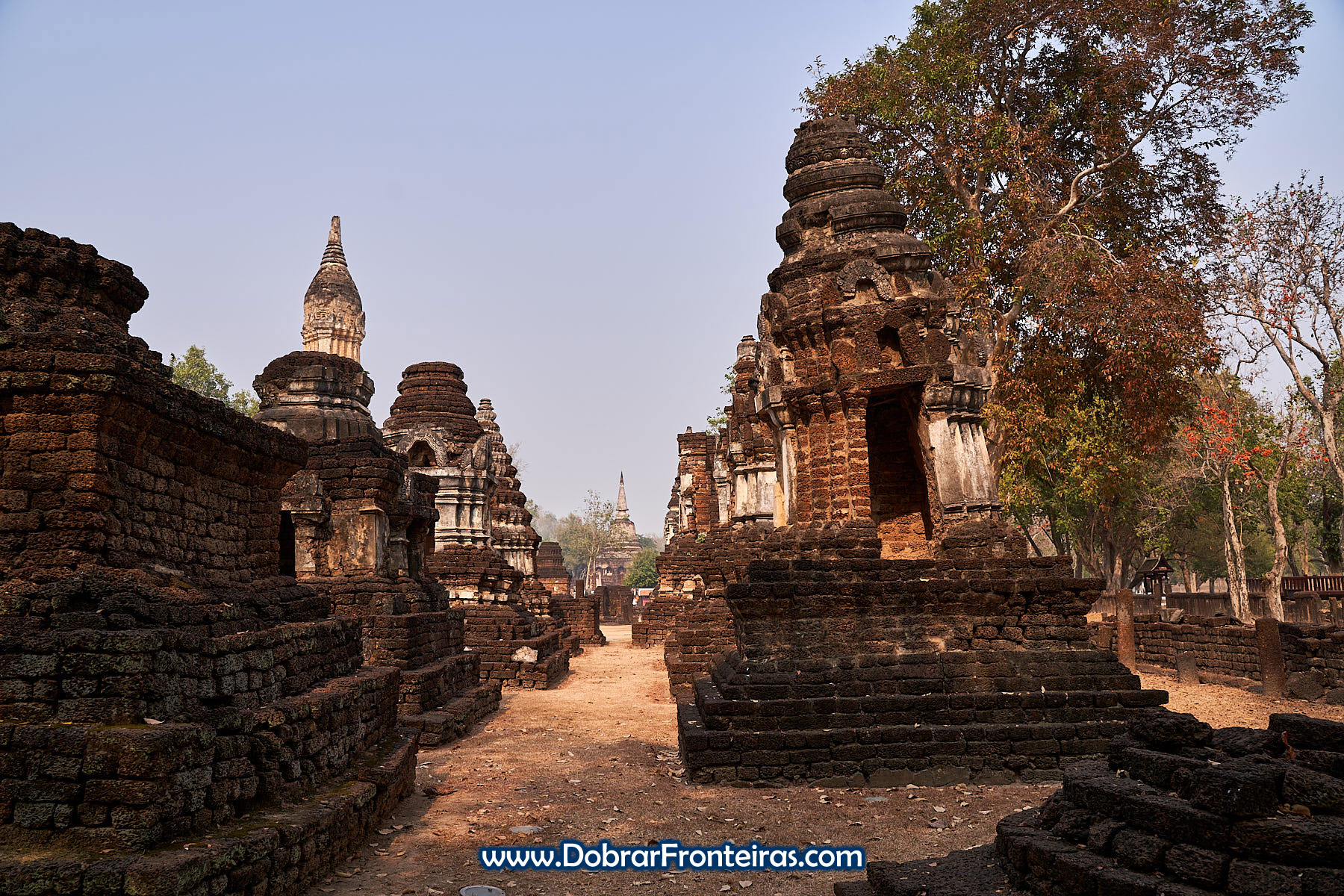 Estupas budistas de vários estilos no Wat Chedi Chet Thaeo 