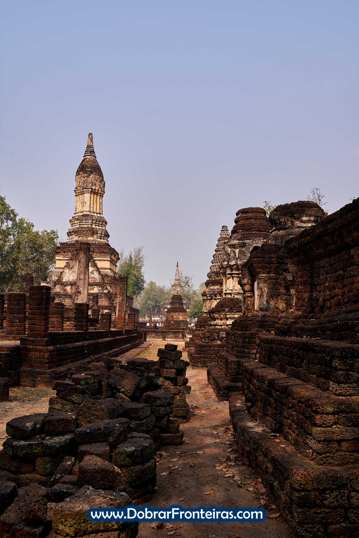 Estupas budistas de vários estilos no Wat Chedi Chet Thaeo 