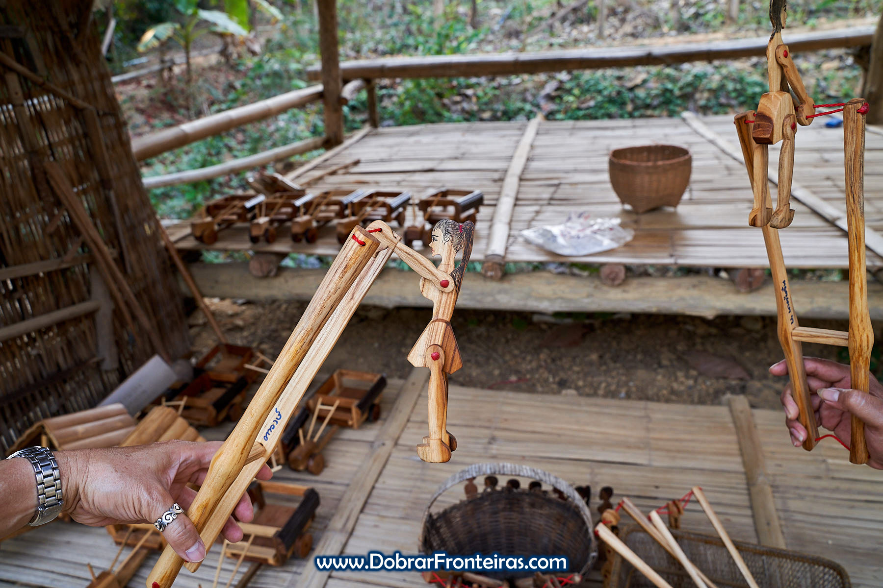 bonecas brinquedo de madeira
