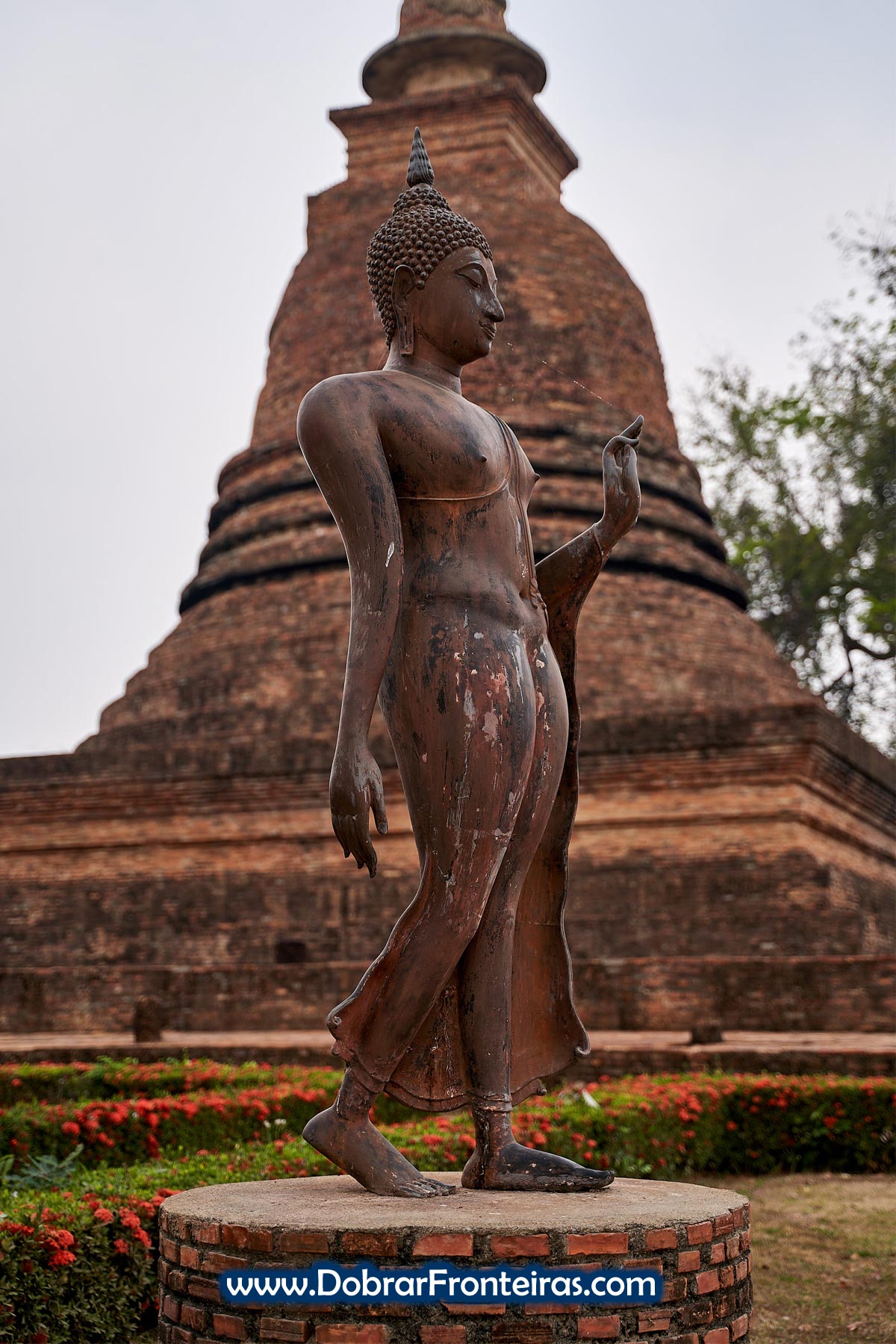 Estátua de Buda caminhando as ruínas de Sukhothai, Tailândia