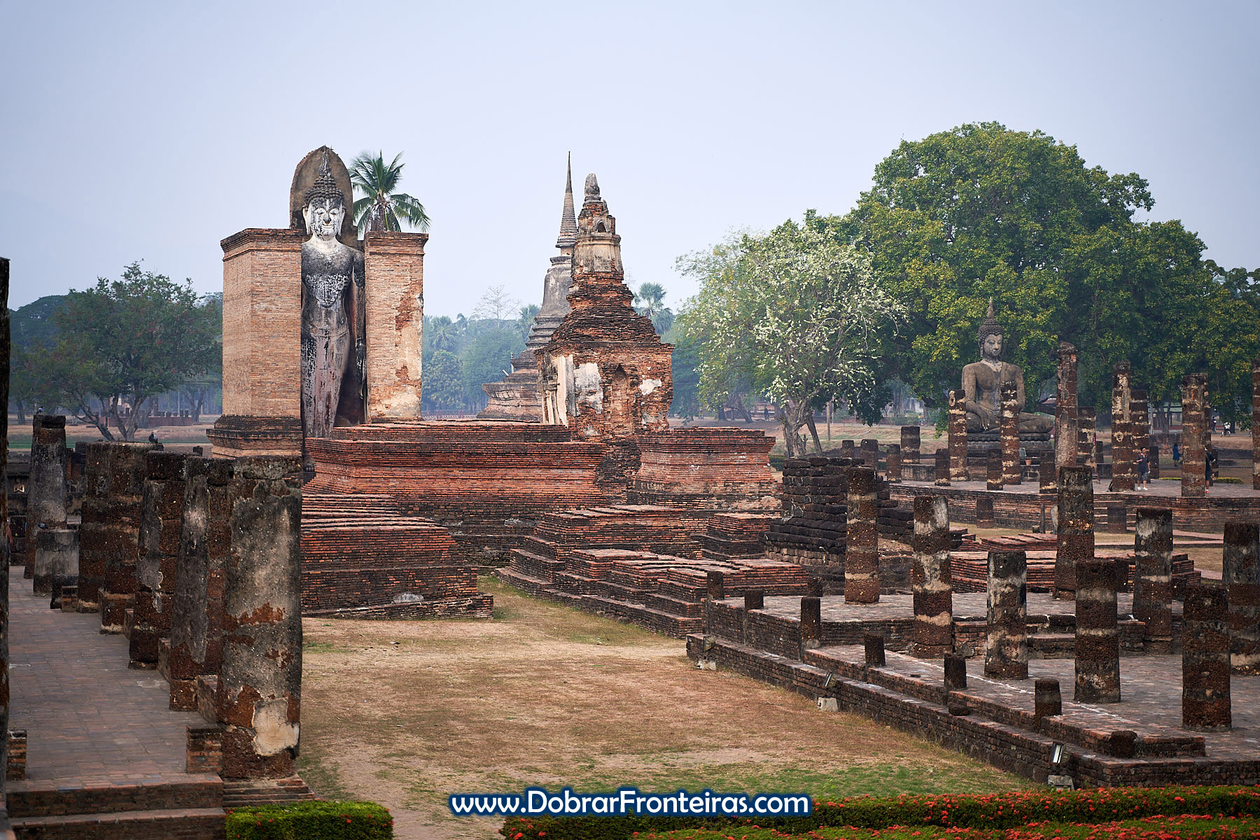 estátuas de Buda nas ruínas de Sukhothai