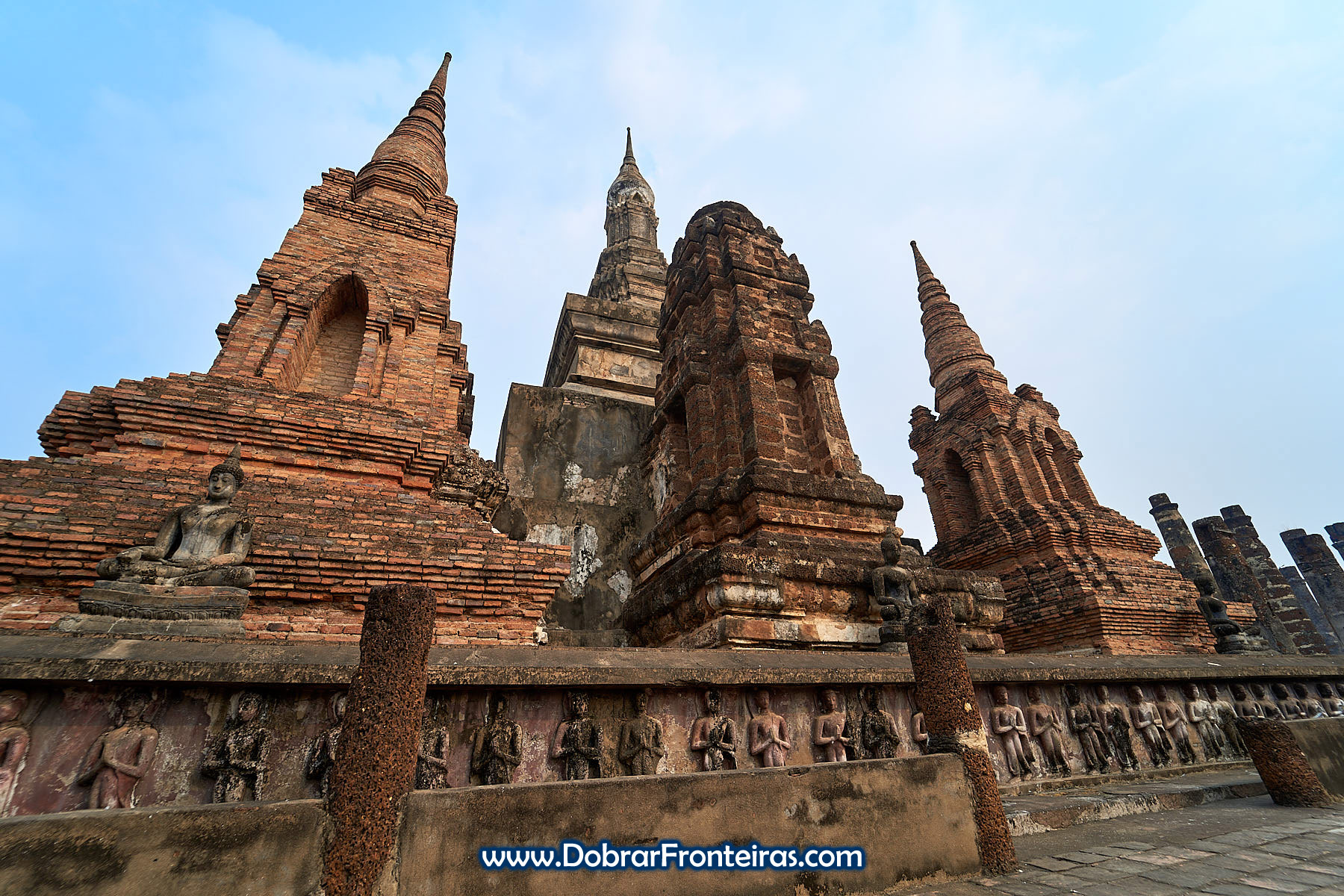 Estupas e templos budistas nas ruínas de Sukhothai