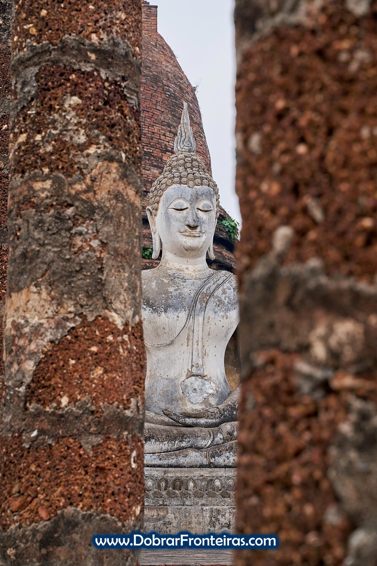 Estátua de Buda Sentado nas ruínas de Sukhothai, Tailândia