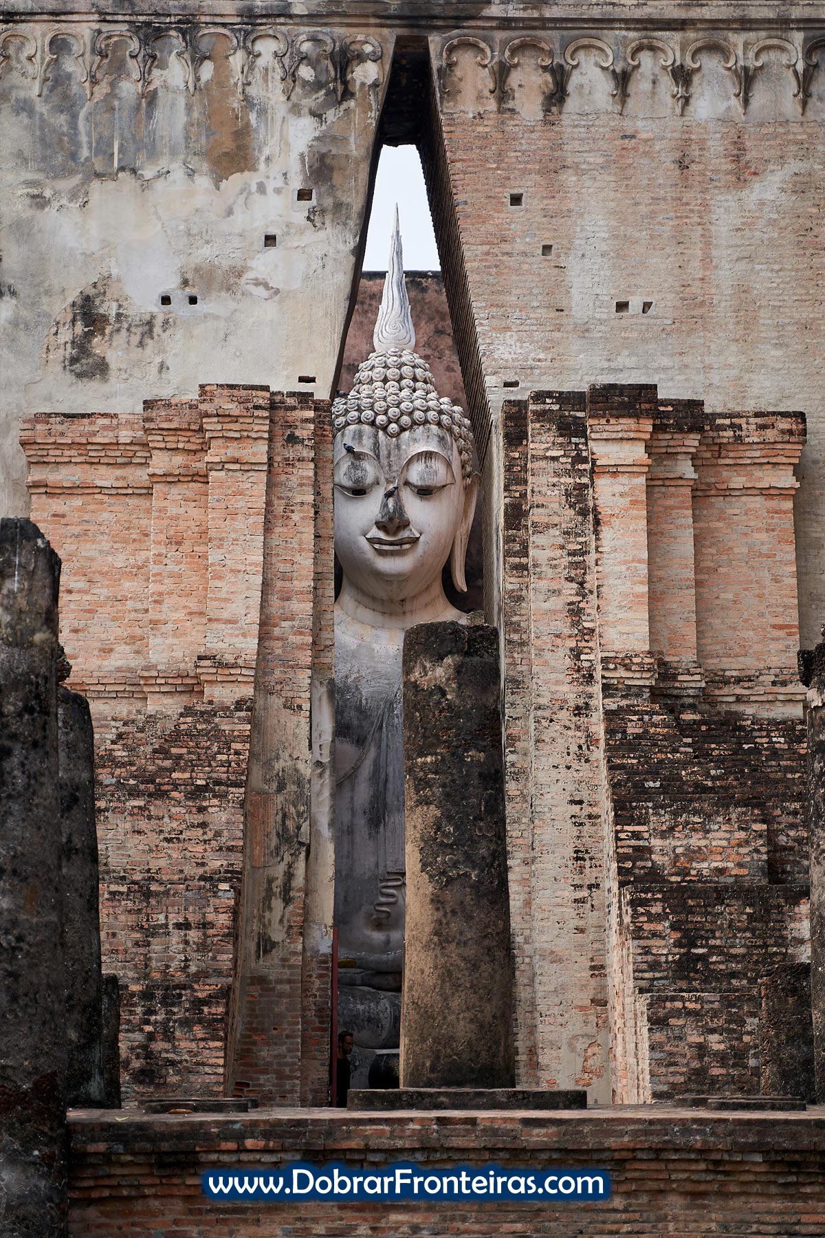 Estátua de Buda gigante a espreitar