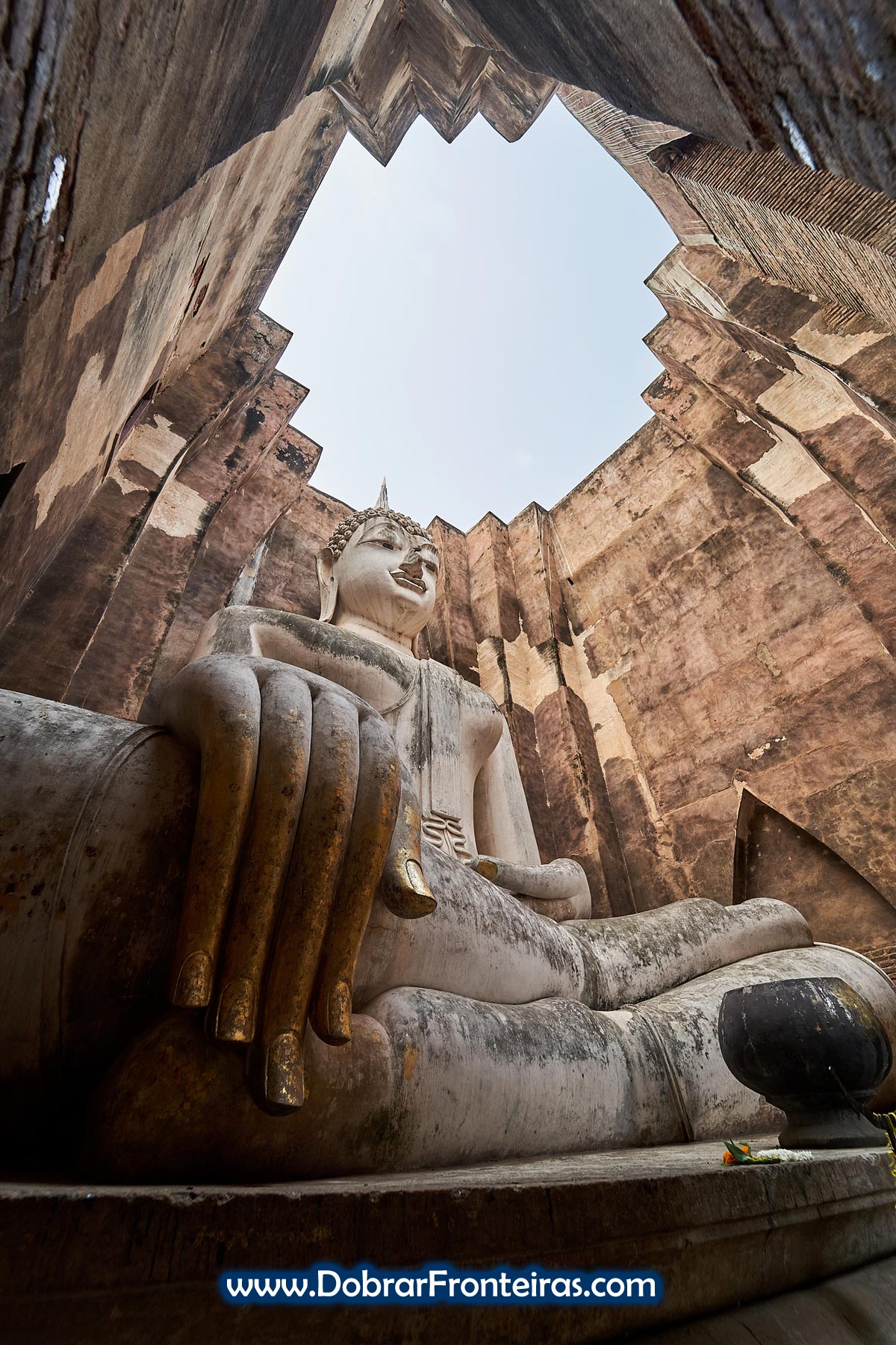 Estátua de Buda sentado gigante