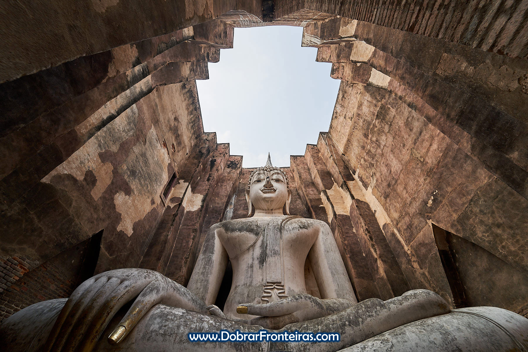 Estátua de Buda sentado gigante