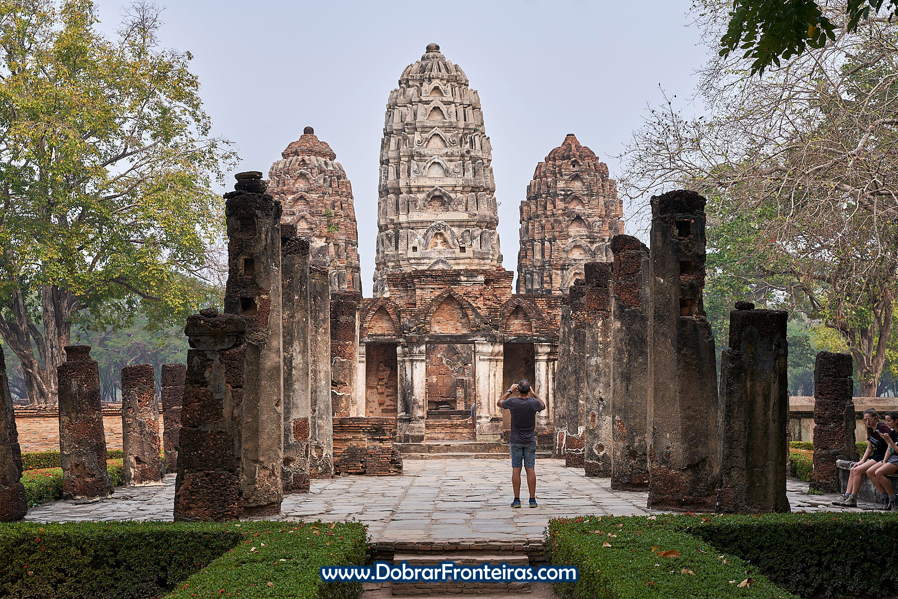 Ruínas com influência hindu no parque histórico de Sukhothai