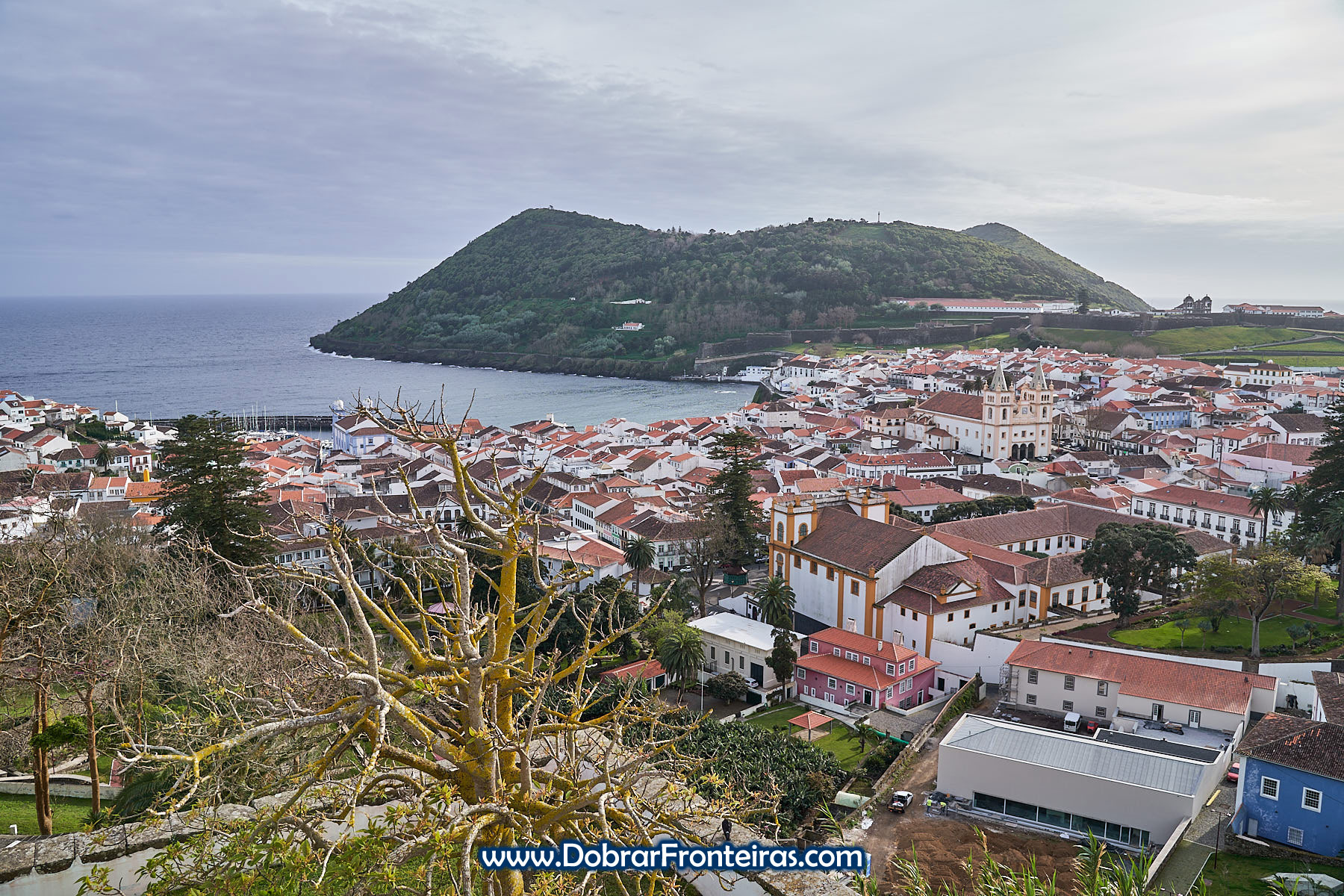 Vista panorâmica da cidade de Angra do Heroísmo com o Monte Brasil ao fundo