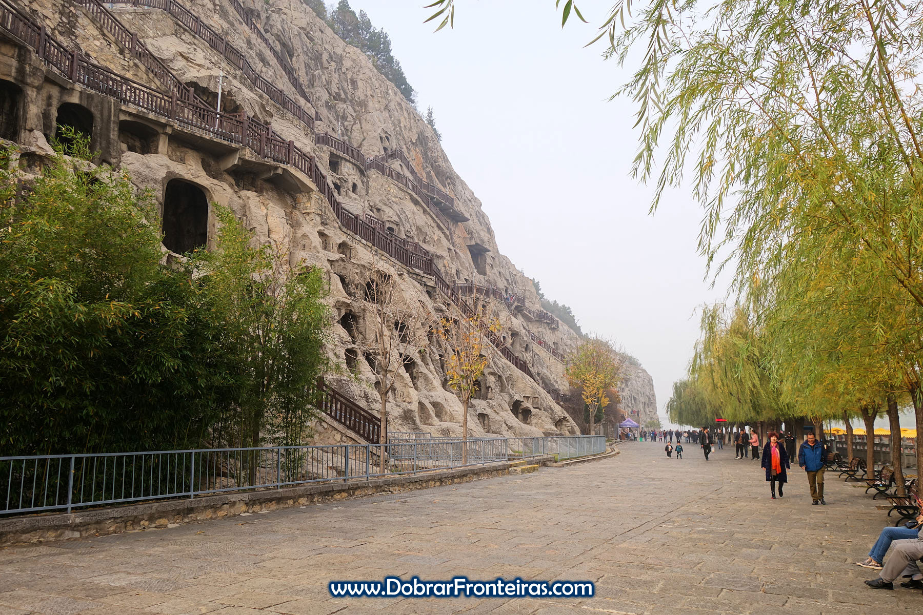 Turistas nas grutas budistas de Longmen