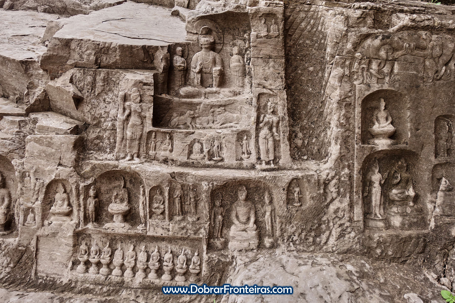 Baixos relevos com imagens de Buda