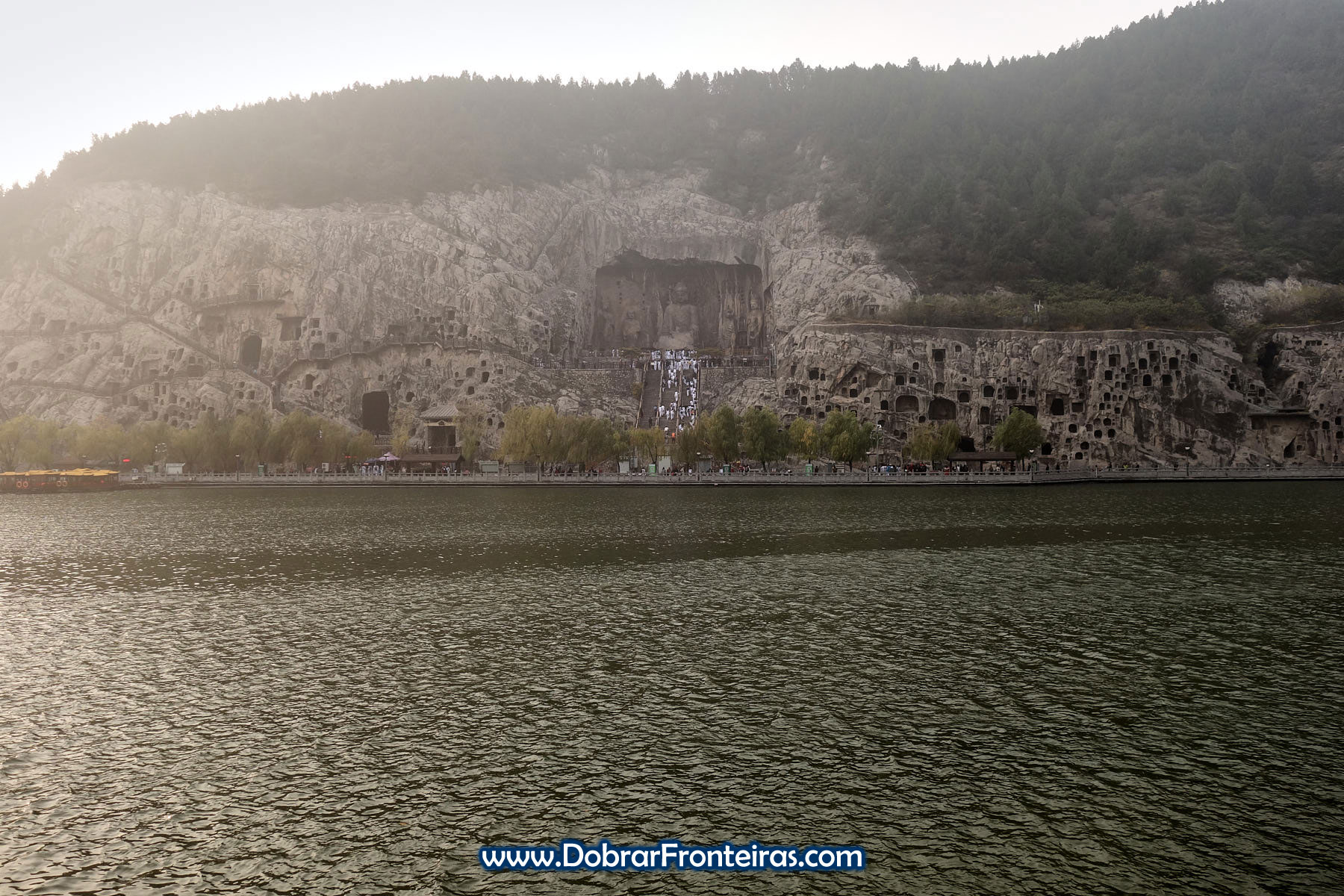 Grandes estátuas de Buda em Longmen vistas do rio