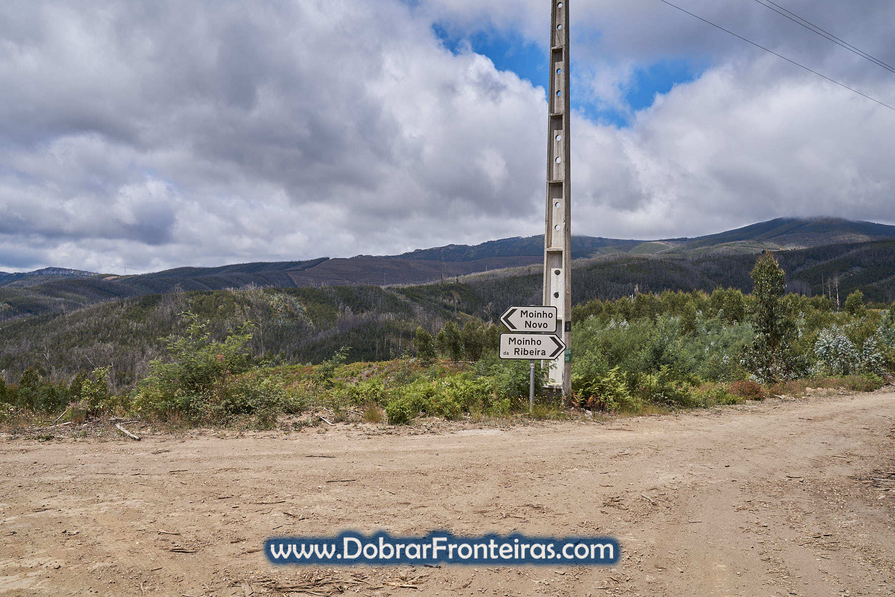 placas em estrada de terra batida na serra da Lousã