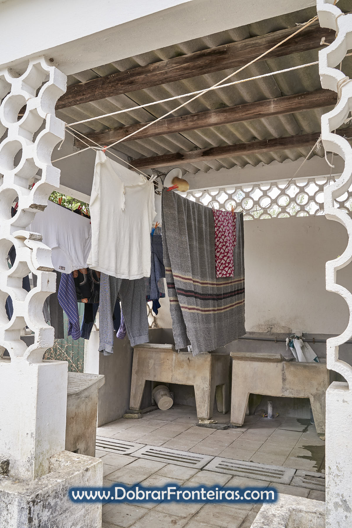 Lavadouro público com roupa estendida a secar