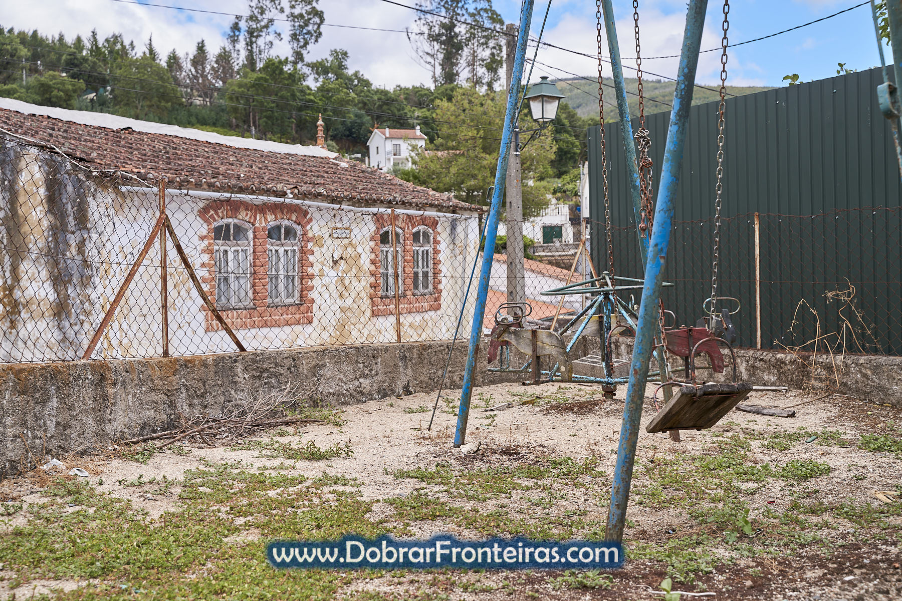parque infantil abandonado e ruínas