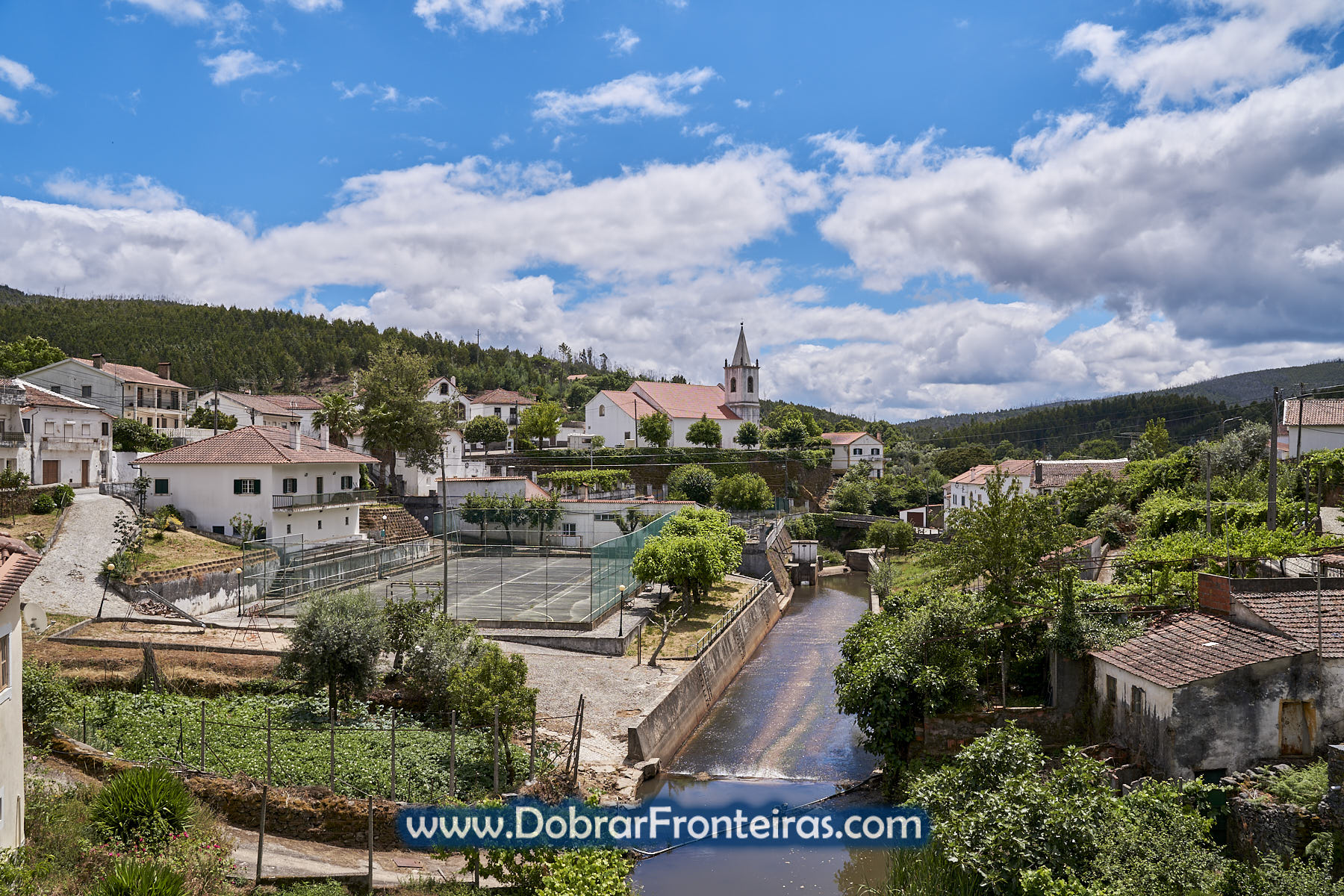 vista panorâmica de Campelo com igreja e ribeira