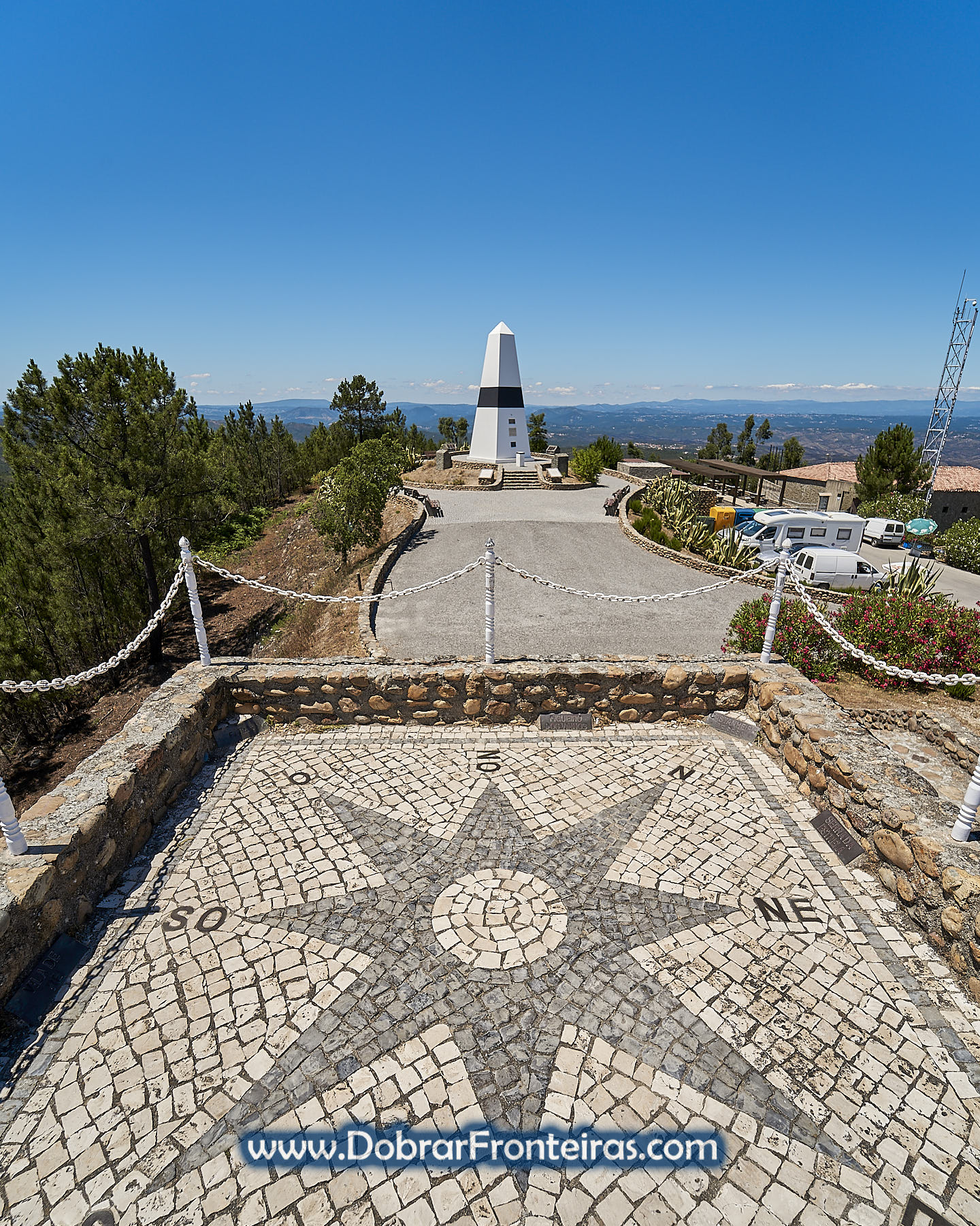 Centro de Portugal em VIla de Rei com rosa dos ventos em calçada e marco geodésico