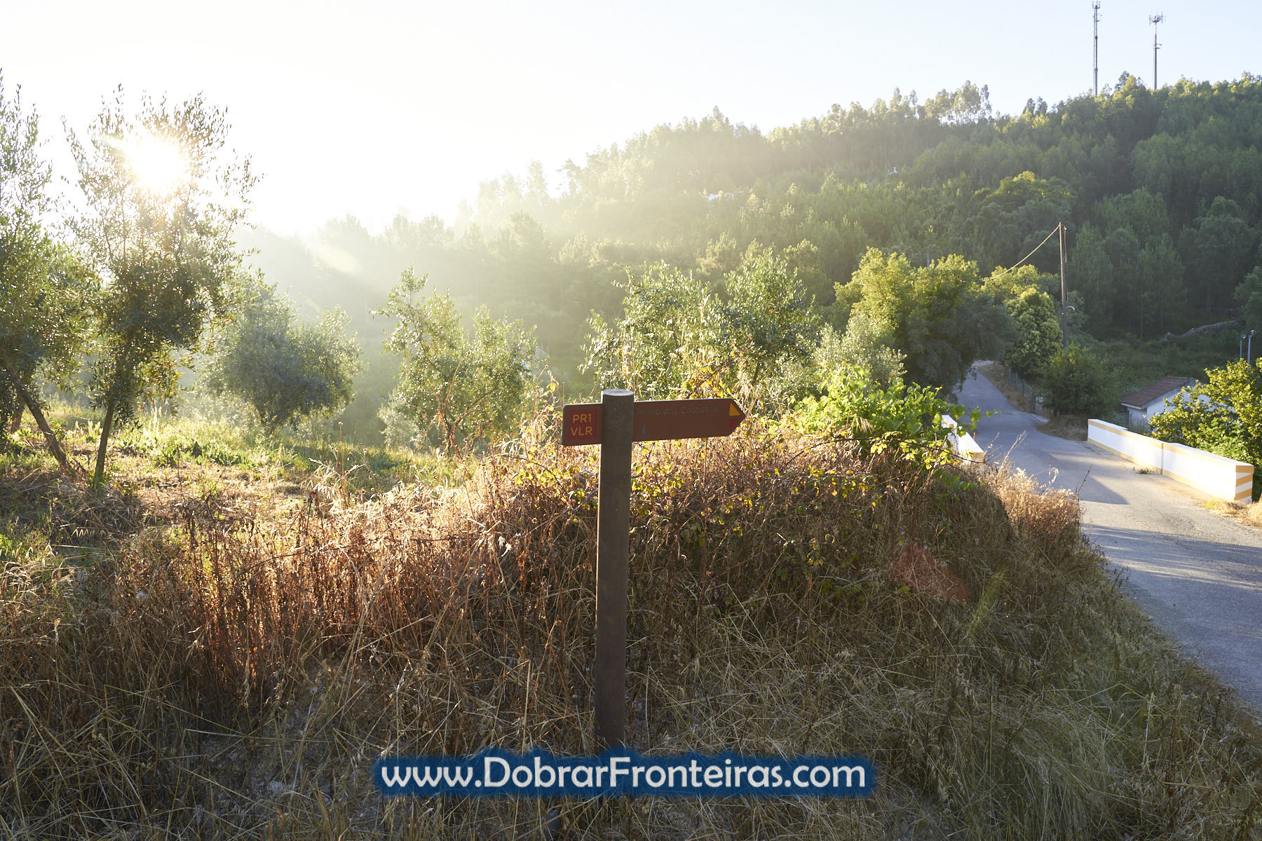Placa do Trilho das Cascatas ao amanhecer