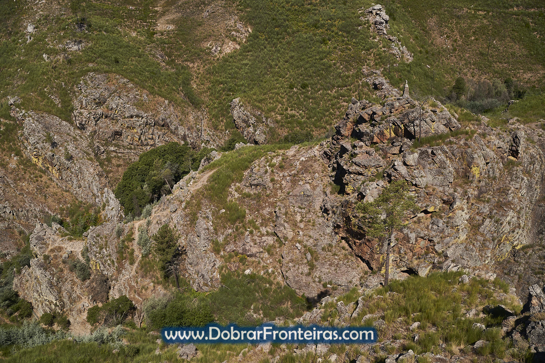 Miradouro das Fragas do Rabadão com rocha e estátua