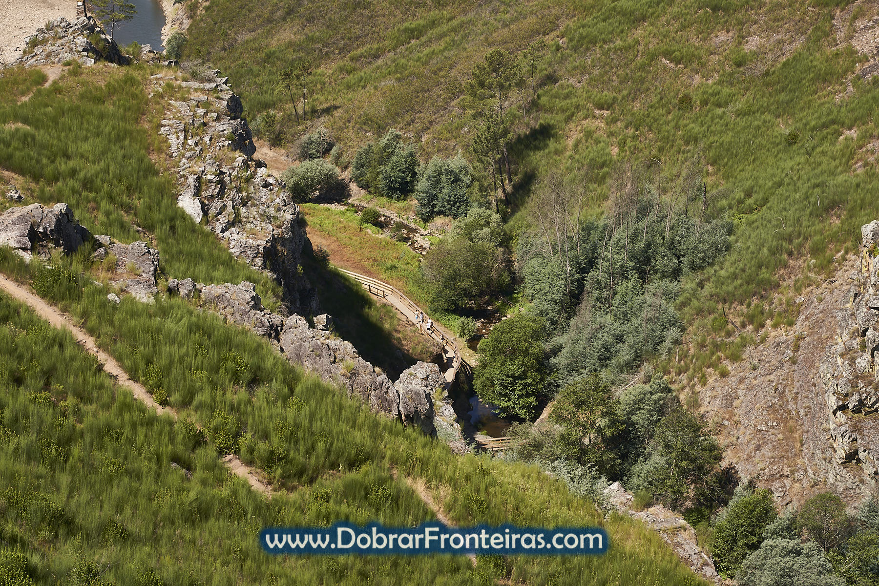 Pessoas a caminhas nos passadiços do Penedo Furado, Vila de Rei