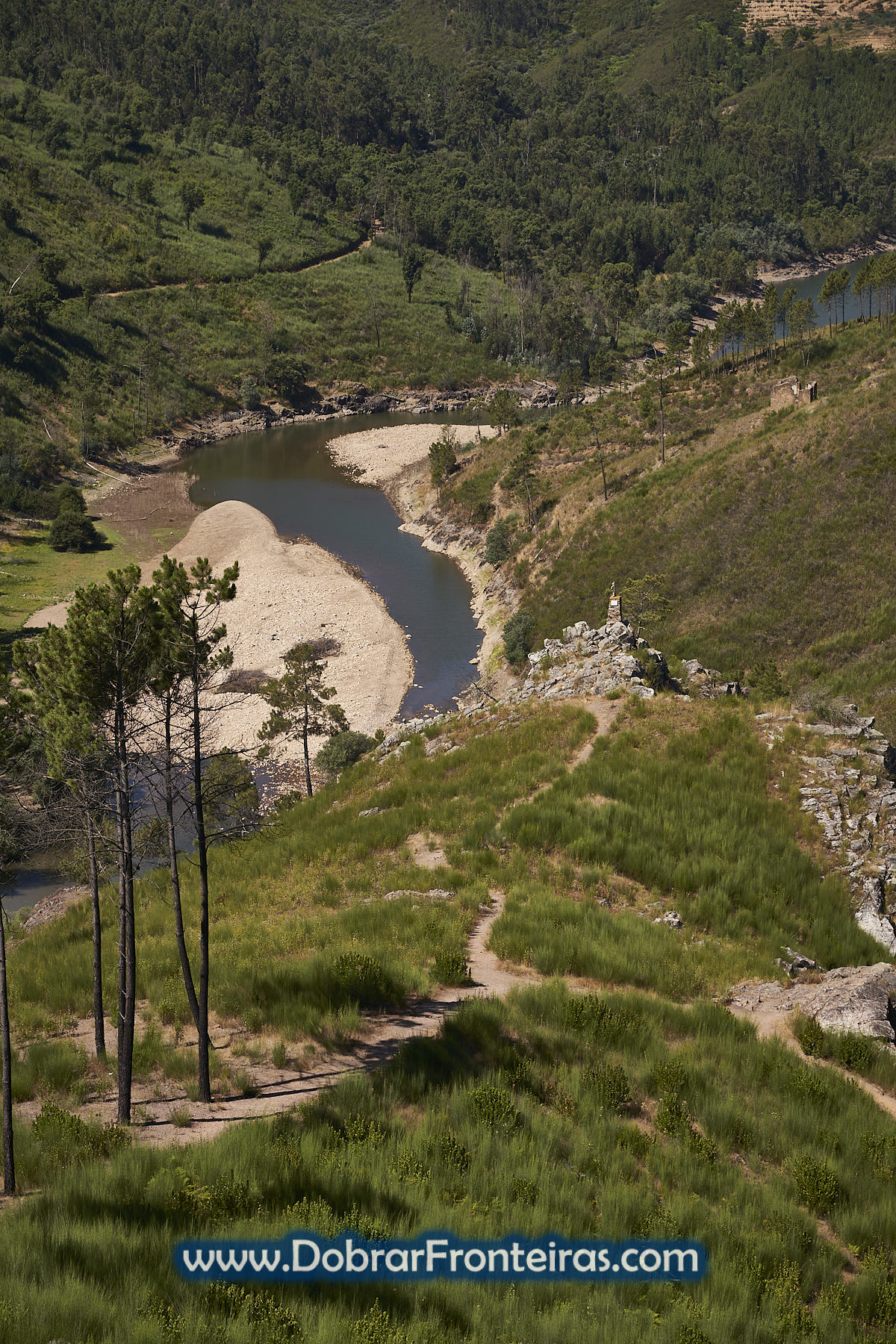 Miradouro do Penedo Furado com rio e estátua