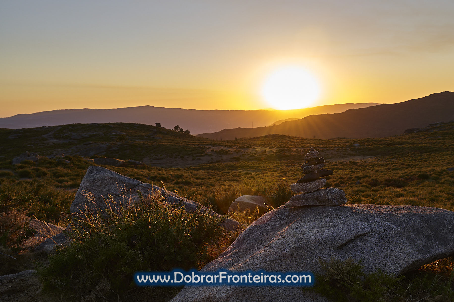 Por do Sol no baloiço do Mezio, com  monte de pedras