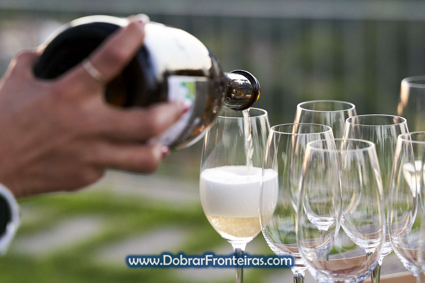 Servir espumante Alavarinho em copo na Quinta do Soalheiro