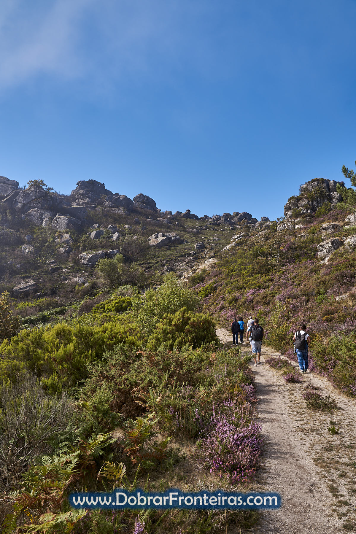 Pessoas a caminhar na serra da Peneda Gerês