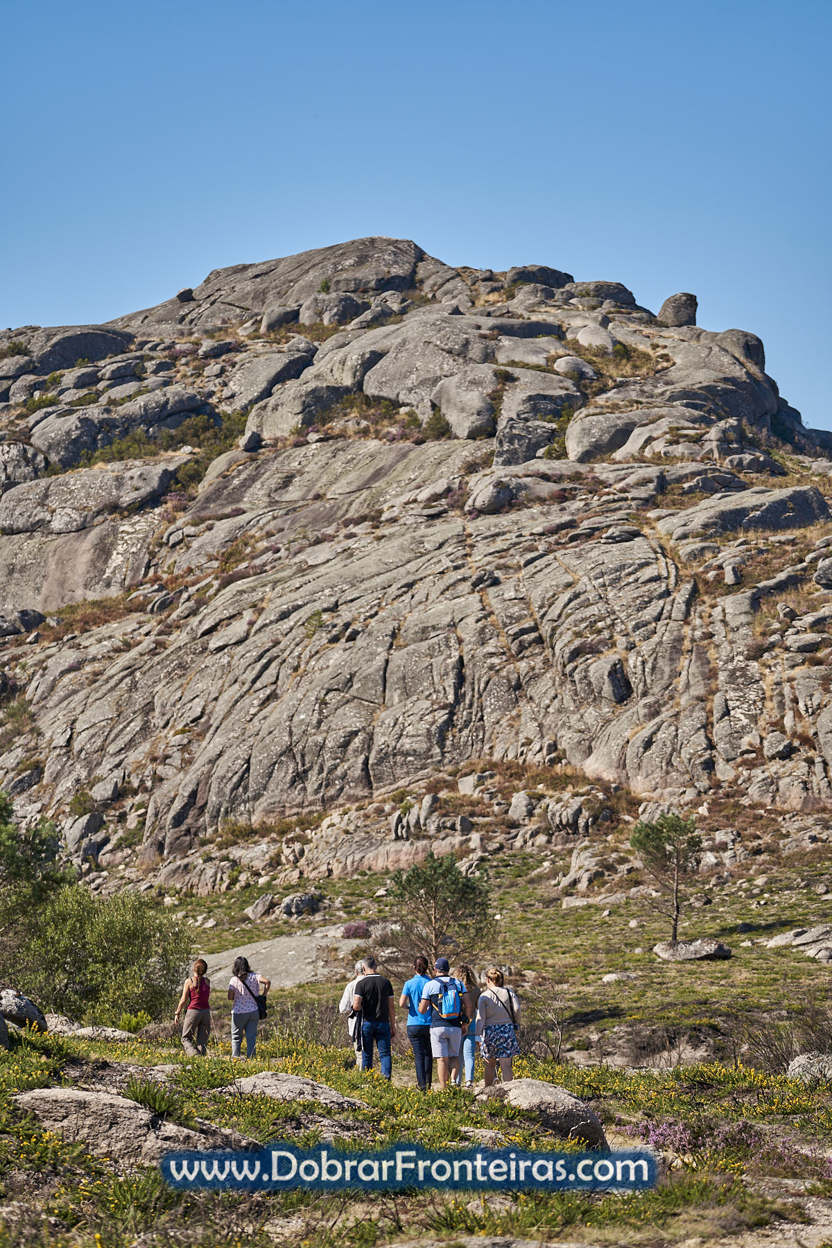 Pessoas a caminhar na serra da Peneda Gerês