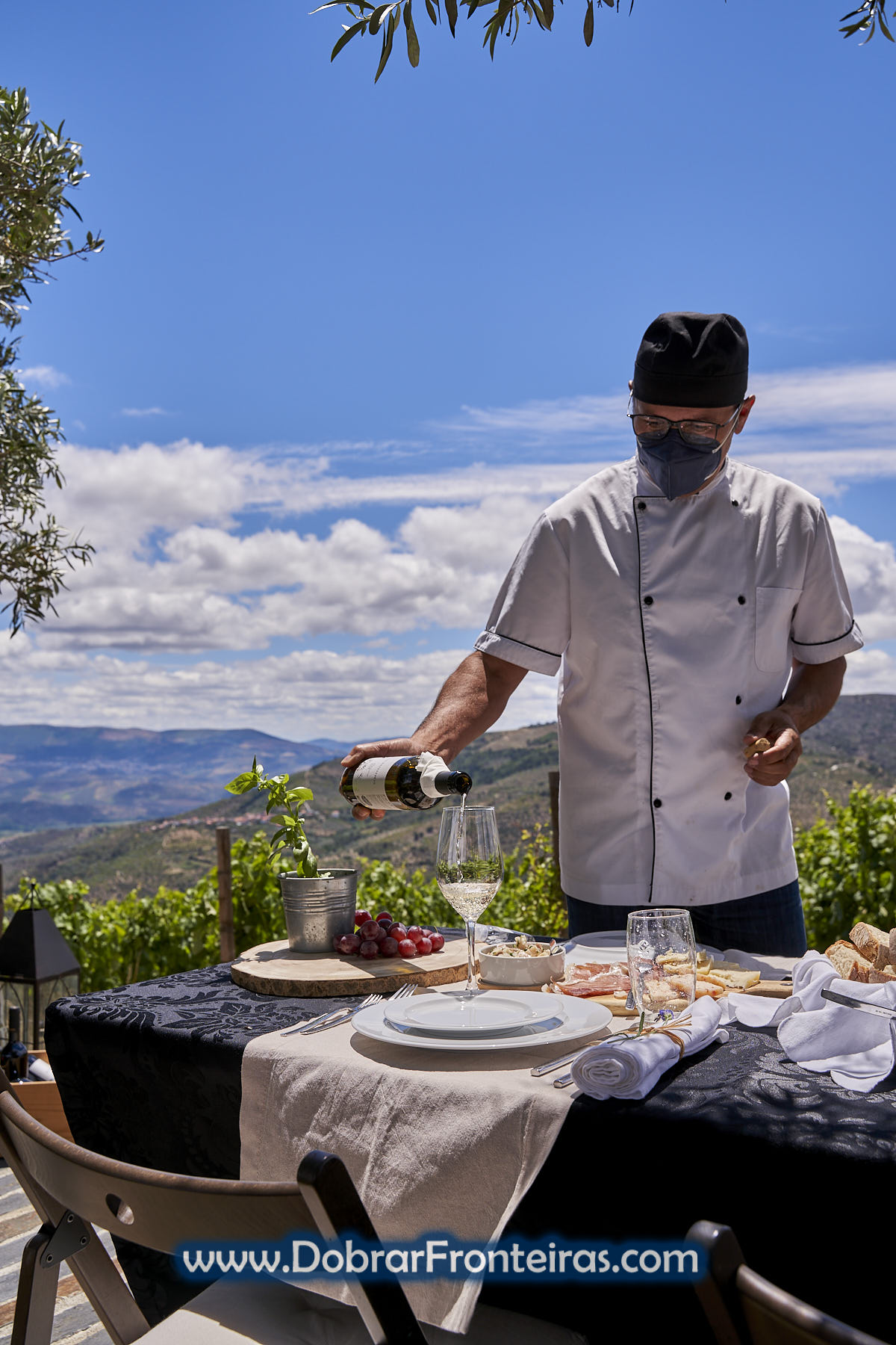 homem a servir como de vinho em mesa como comida na vinha