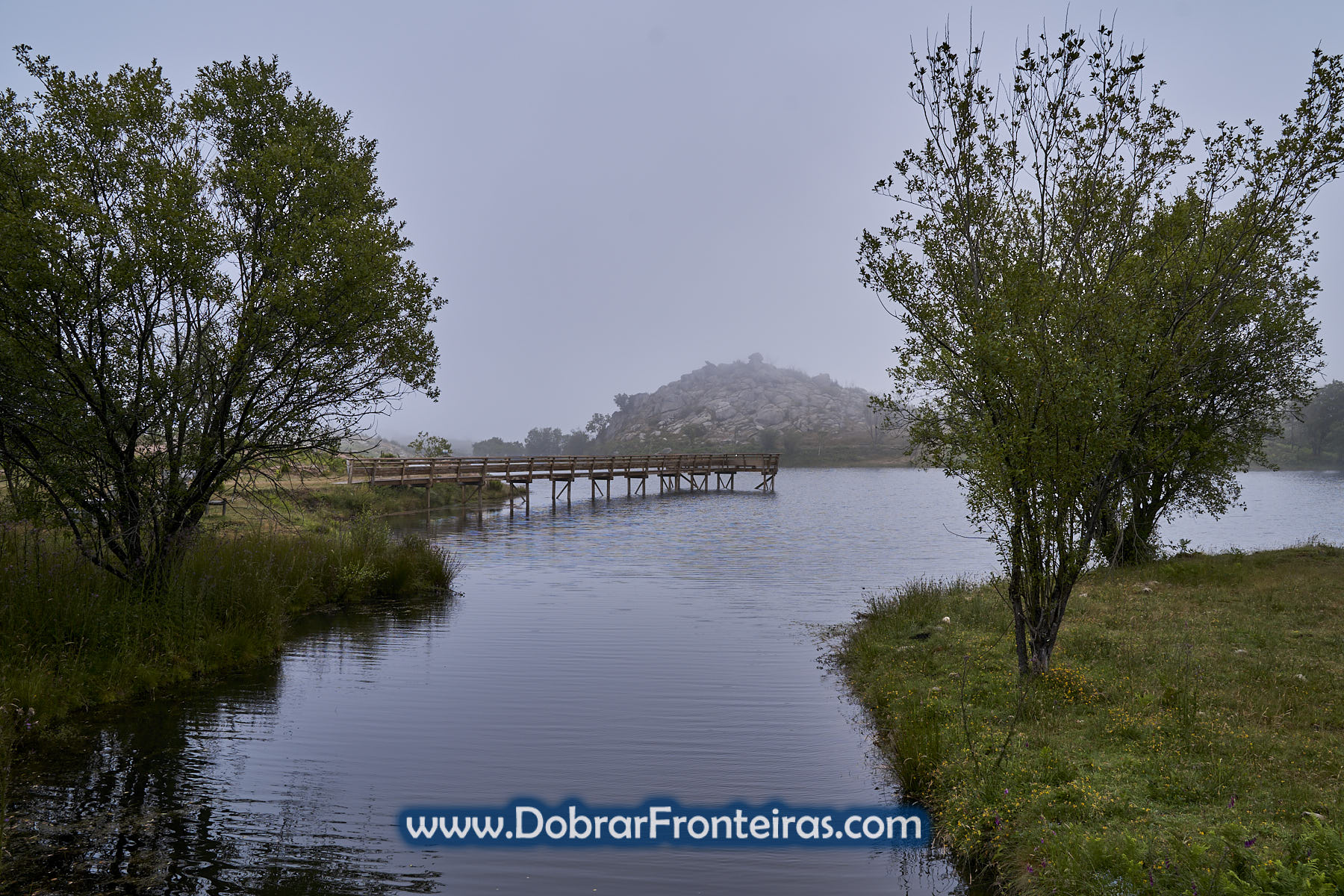 ponte de madeira em barragem em dia nublado
