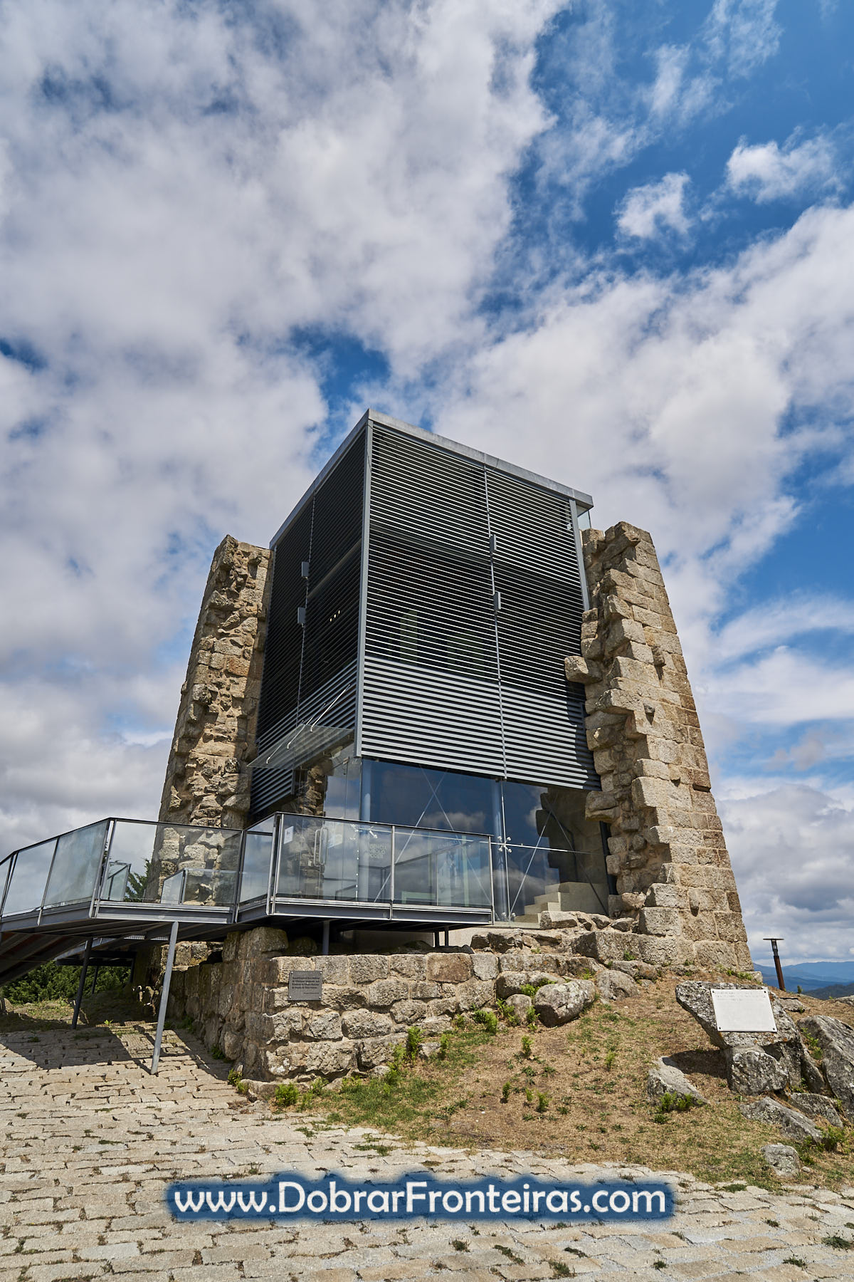 Torre medieval com reconstrução em vidro