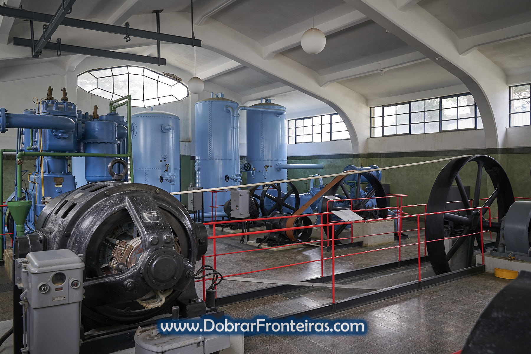 Sala de compressores com máquinas antigas