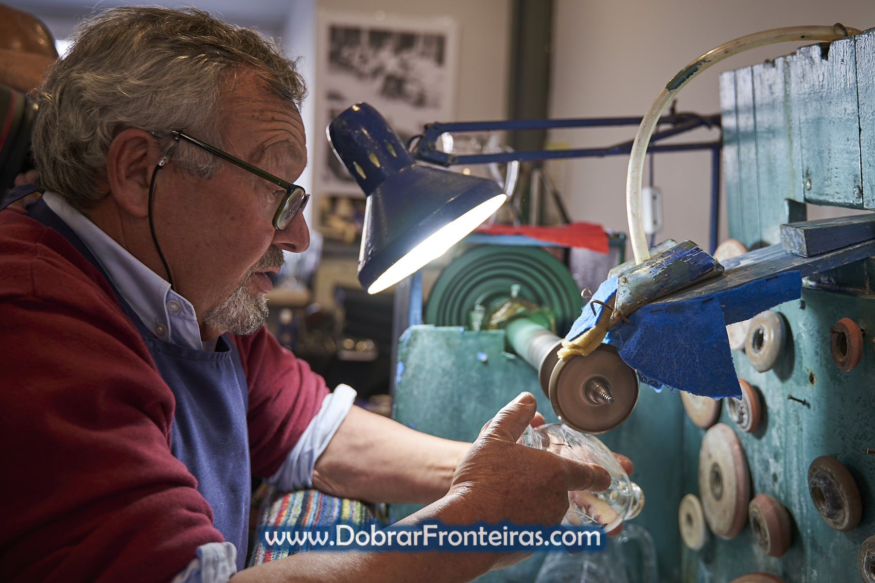 Artesão a lapidar vidro na Marinha Grande