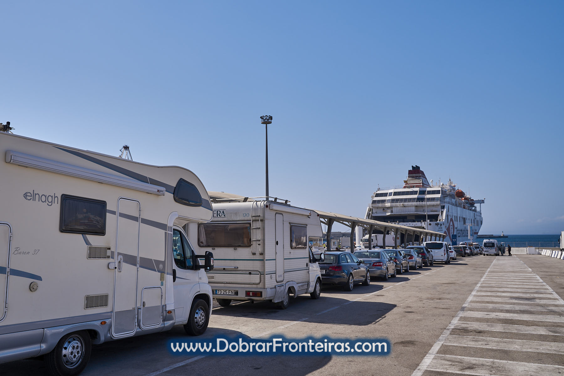 Autocaravanas à espera de entrar no ferry em Marrocos