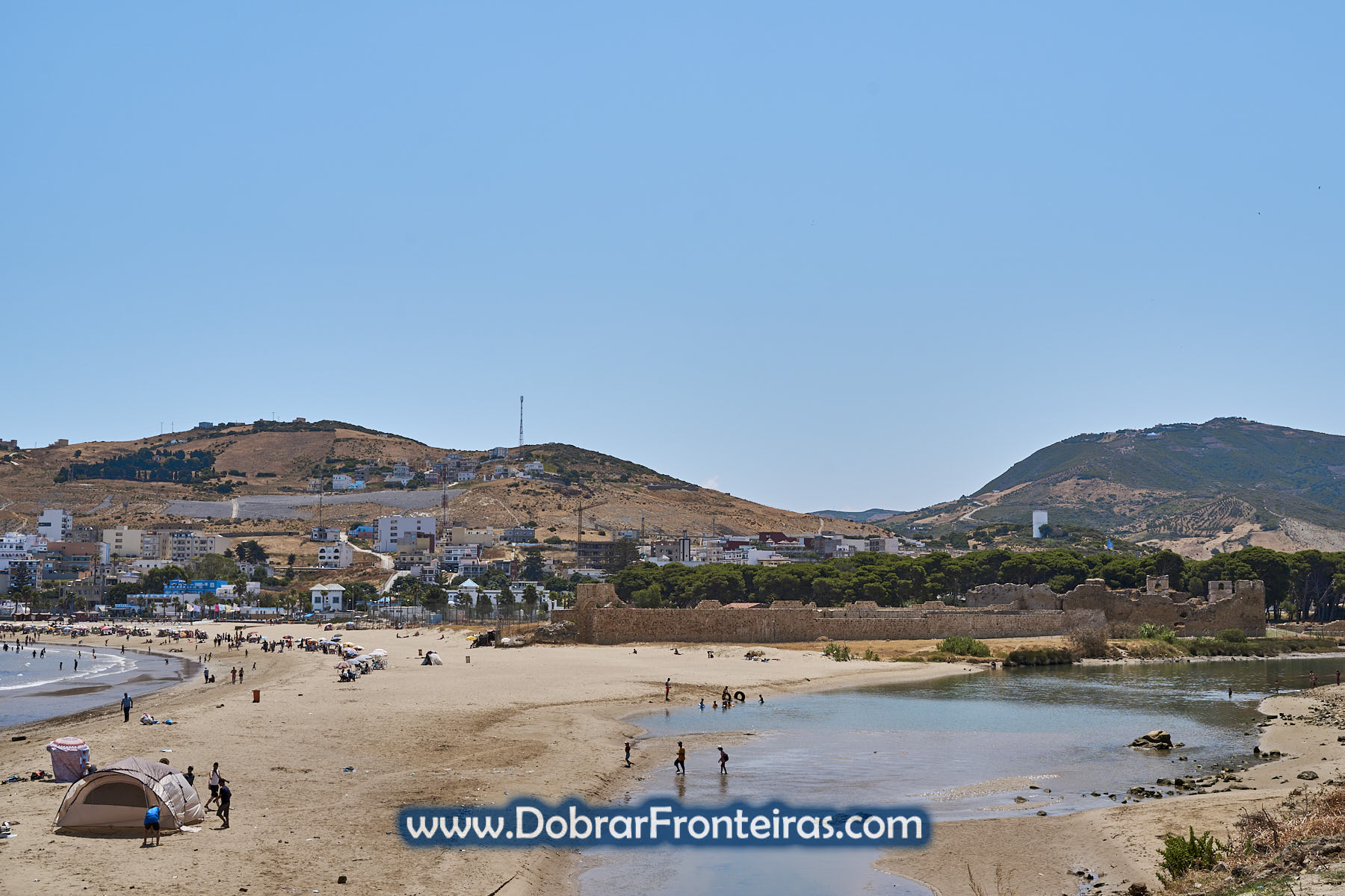 Castelo de Alcácer-Ceguer na praia em Marrocos