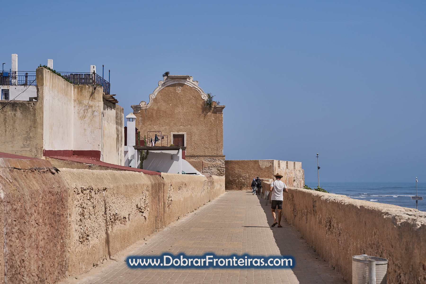 Muralha junto ao mar em Marrocos